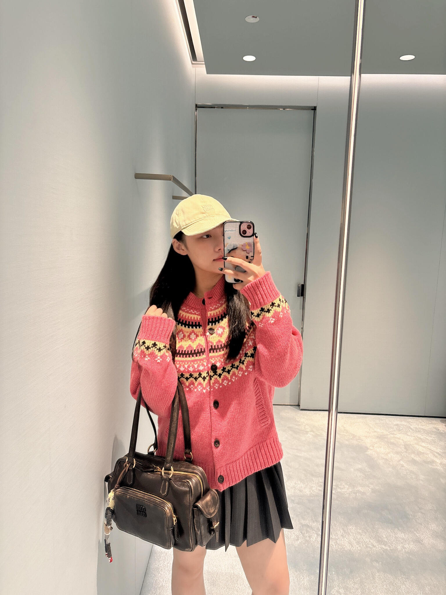 NO:591331,MiuMi* 25FW new autumn and winter wool Fair Isle jacquard knitted cardigan丨Exclusively developed by yb!  High quality production!  Sheep wool knitted fabric has a soft but fluffy texture that is warm and waxy against the skin. The slightly loose fit + round neck design hides the flesh and highlights the lines of the shoulders and neck. The classic Nordic geometric jacquard hits the eye-catching rose pink, adding a sweet girl flavor to the retro feel. The logo woven label on the back is a low-key and exquisite mark, which makes you look noble at a glance. The retro and sweet 'atmosphere cheat' can wear Nordic fairy tales on your body!  Available in stock S/M/L,,miumiu,alexander wang19860909MiuMi* 25FW秋冬新款 羊毛费尔岛提花针织开衫丨独家yb开发！高版出品！绵羊毛针织,软而不塌的蓬松肌理,贴肤暖糯不扎；微宽松版型+圆领设计,藏肉又能衬出肩颈线条,经典北欧几何提花撞上亮眼玫粉,复古感里揉进甜妹气息,后背的logo织标是低调的精致标识,一眼显贵.复古甜酷的“氛围作弊器”,把北欧童话穿在身上！现货发售S/M/L,,miumiu,alexander wang,Women's clothing