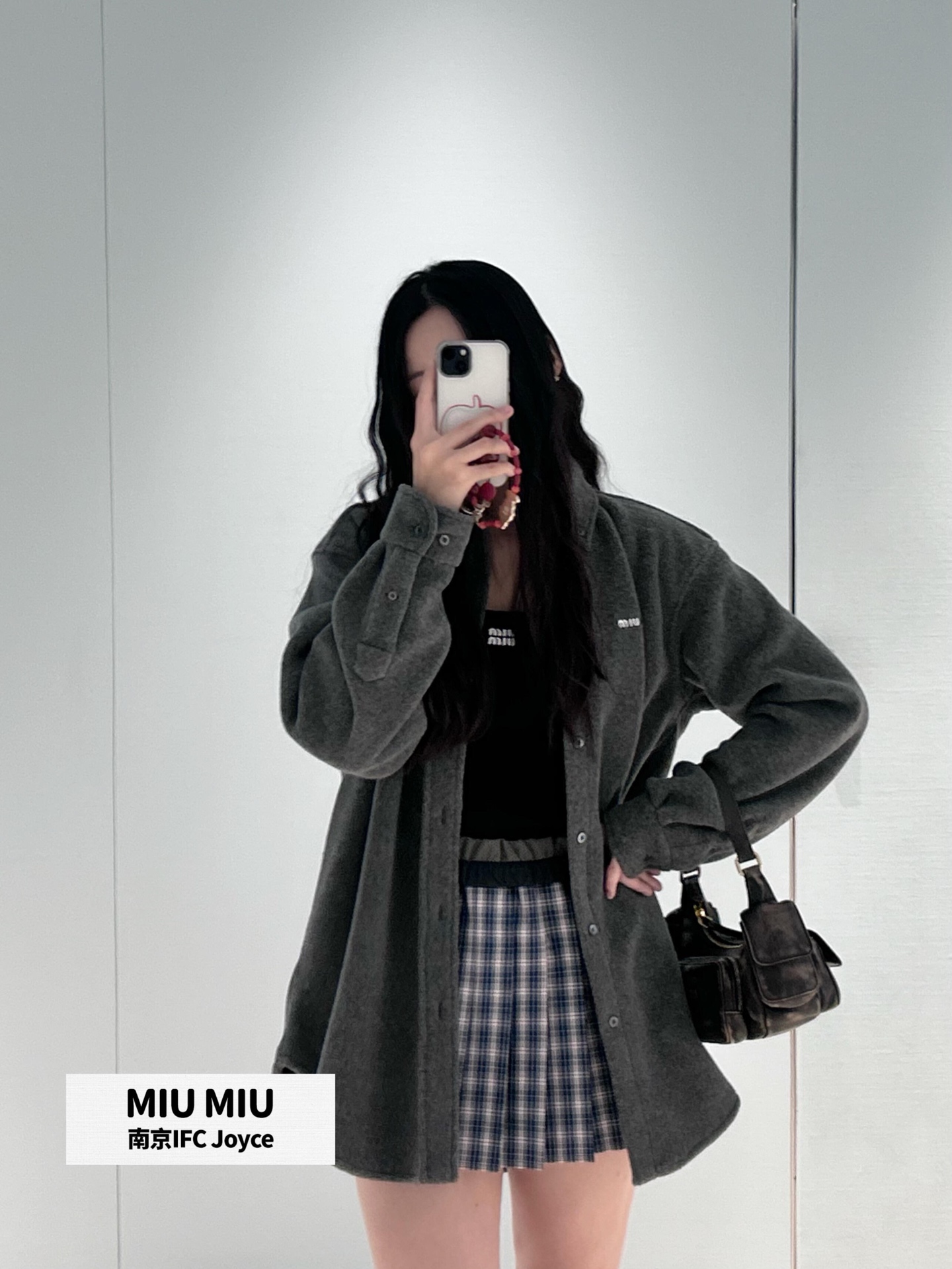 NO:591320,MiuMi* 25FW new autumn and winter new lapel wool polar fleece long shirt丨Exclusively developed by yb!  High quality production!  The lapel shirt style is combined with wool polar fleece fabric. The soft velvet feel has its own warm filter. The long and loose cut just covers the buttocks. It can be worn as a layered jacket or worn alone for a casual style with the bottoms missing. The small brand logo on the chest is low-key and delicate. The dark gray tone has a high-end texture. It can be easily paired with a plaid skirt or tights!  Available in stock S/M/L,,miumiu,skirts,jackets & coats,shirts,alexander wang19860909MiuMi* 25FW秋冬新款 翻领羊毛摇粒绒长款衬衫丨独家yb开发！高版出品！翻领衬衫版型融合羊毛摇粒绒面料,软乎乎的绒感自带温暖滤镜,长款宽松剪裁刚好遮住臀部,既能当外套叠穿,单穿也能穿出随性的下衣失踪风~胸口小巧的品牌标识低调又精致,深灰色调自带高级质感,搭配格纹裙、紧身裤都能轻松拿捏！现货发售S/M/L,,miumiu,skirts,jackets & coats,shirts,alexander wang,Women's clothing