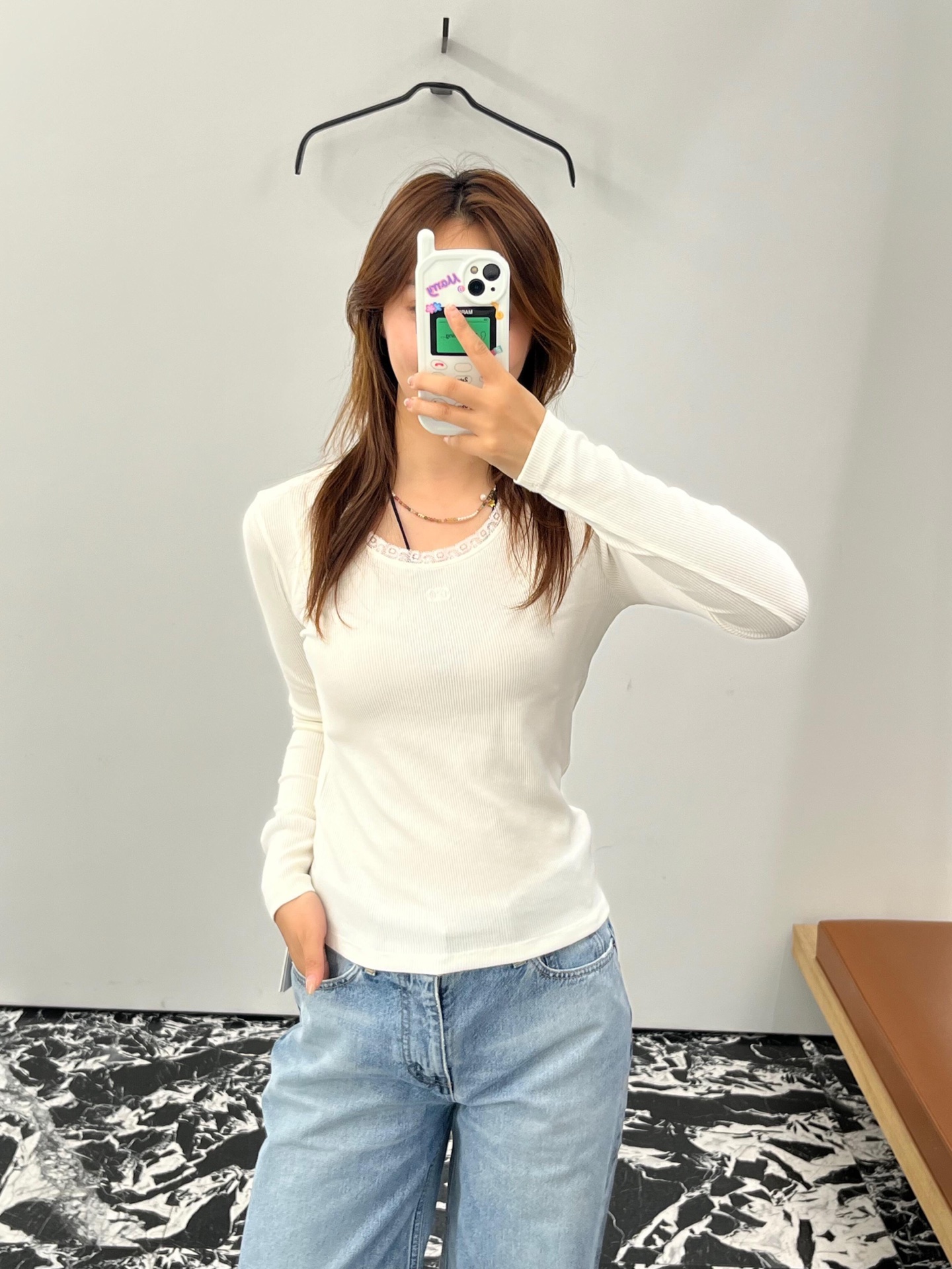 NO:591818,Celin* 25FW new autumn and winter Arc de Triomphe embroidered lace splicing long-sleeved T-shirt | Exclusively developed by yb!  High quality production!  It is made of fine ribbed knitted fabric and matched with exquisite lace splicing on the neckline, giving it a sweet but not greasy French softness. The low-key Arc de Triomphe embroidery on the chest is a quiet high-end logo. It is soft and elastic against the skin and has a slight slimming effect. It can be worn alone to create a carefree look.  It feels lazy and relaxed. It can bring out the gentle temperament when layered with coats and suits. It is an all-purpose style that 'can't go wrong no matter how you style it' in your autumn and winter wardrobe. Available now in S/M/L,,celine,tees,t-shirt,business  suit,alexander wang19860909Celin* 25FW秋冬新款 凯旋门刺绣蕾丝拼接长袖T恤丨独家yb开发！高版出品！采用细腻坑条针织面料,搭配领口精致蕾丝拼接,甜而不腻的法式柔美感直接拉满；胸口低调的凯旋门刺绣,是不动声色的高级标识~贴肤软弹还自带微修身效果,既能单穿营造慵懒松弛感,叠穿大衣、西装又能衬出温柔气质,是秋冬衣橱里“怎么搭都不出错”的万能款~现货发售S/M/L,,celine,tees，t-shirt,business suit,alexander wang,Women's clothing