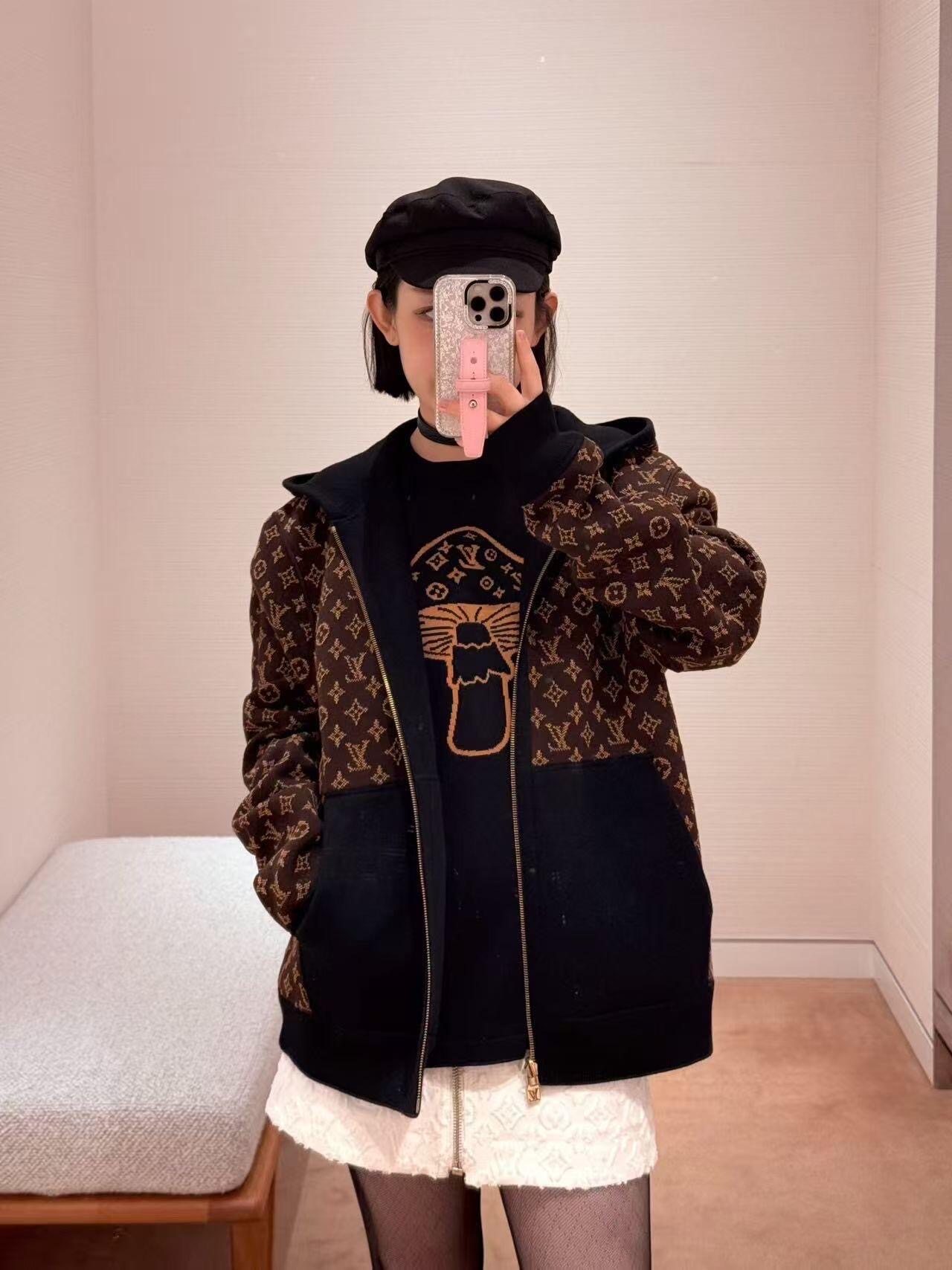 NO:591830,Louis Vuitt*n 25FW new autumn and winter MONOGRAM double-sided hooded belted jacket | Exclusively developed by yb!  High quality production!  The most worthy reversible jacket for autumn and winter!  One side is full of classic MONOGRAM presbyopia prints, giving it a high level of luxury recognition; the other side is simple and pure black, low-key and cool!  The hooded + waist design can be worn casually and sexy, and the waist can be tightened to highlight the proportions of the body; the soft and waxy knitted fabric is close to the skin and comfortable, and is suitable for various autumn and winter scenes when layered or worn alone. Whether worn by sweet girls or trendy men, they can wear exclusive high-street texture ~ Ready for sale S/M/L, Louis Vuitton, jackets & coats, jackets & coats, hats, alexander wang19860909Louis Vuitt*n 25FW秋冬新款 MONOGRAM双面穿连帽束腰夹克外套丨独家yb开发！高版出品！秋冬最值得冲的双面穿夹克！一面是经典MONOGRAM老花满印,自带高奢辨识度；另一面是简约纯黑,低调又酷帅！连帽+束腰设计,既能穿出松弛随性感,收腰后又能衬出身材比例；软糯的针织面料贴肤舒适,叠穿内搭或单穿都适配秋冬各种场景,不管是甜妹还是潮男穿,都能穿出专属的高街质感~现货发售S/M/L,,louis vuitton,jackets & coats,jackets & coats,hats,alexander wang,Women's clothing