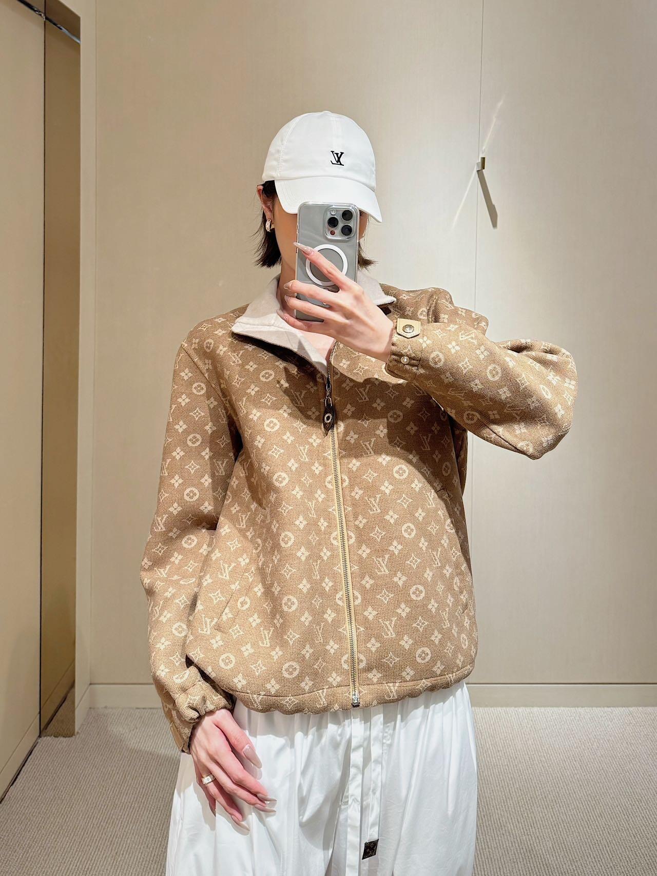 NO:591836,l Louis Vuitt*n 25FW new autumn and winter old flower stand collar double-sided wool jacket | Exclusively developed by yb!  High quality production!  The wool blended fabric is soft and waxy against the skin, and can be worn alone to support your aura. The classic MONOGRAM presbyopia is printed all over, giving it a gentle and noble sense of relaxation; the stand-up collar + zipper design is neat and elegant, and layered sweaters/shirts can also bring out the sense of layering. Whether worn with jeans or skirts, you can wear it with a lazy and sophisticated autumn and winter atmosphere~ Ready for sale S/M/L,, louis vuitton, loro piana, skirts, jackets &  coats,jackets & coats,sweaters,shirts,alexander wang19860909l Louis Vuitt*n 25FW秋冬新款 老花立领双面羊毛夹克外套丨独家yb开发！高版出品！羊毛混纺面料软糯贴肤,既能单穿撑住气场,经典MONOGRAM老花满印,自带温柔又贵气的松弛感；立领+拉链设计利落又显气质,叠穿毛衣/衬衫又能衬出层次感,不管是搭牛仔还是半裙,都能穿出慵懒又精致的秋冬氛围~现货发售S/M/L,,louis vuitton,loro piana,skirts,jackets & coats,jackets & coats,sweaters,shirts,alexander wang,Women's clothing