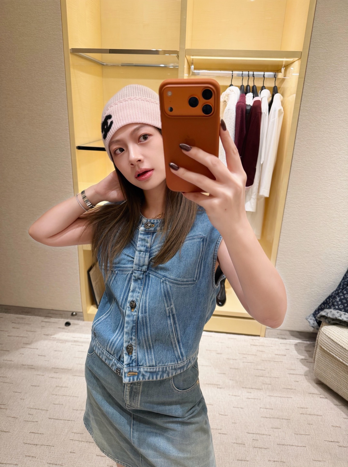 NO:591819,Chan*l 25K new autumn and winter style super hot bow series denim vest丨exclusively developed by yb!  High quality production!  Bai Fumei’s must-have item. Customized bow stitching and printed washing process. Even the buttons are designed with ultra-exquisite bows. The classic silhouette and short upper body are so beautiful!  Sweet and cool celebrity style with fashionable items, nostalgic enzyme washed denim fabric!  The quality of workmanship depends on the details. Available in stock S/M/L, chanel, alexander wang19860909Chan*l 25K秋冬新款 超火蝴蝶结系列牛仔马甲丨独家yb开发！高版出品！白富美必入单品.定制蝴蝶结拼接印花水洗工艺.连纽扣都是蝴蝶结设计超精致的,经典廓形小短款上身超好看！甜酷名媛风搭配时髦单品,怀旧酵素洗水牛仔面料！做工品质看细节.现货发售S/M/L,,chanel,alexander wang,Women's clothing