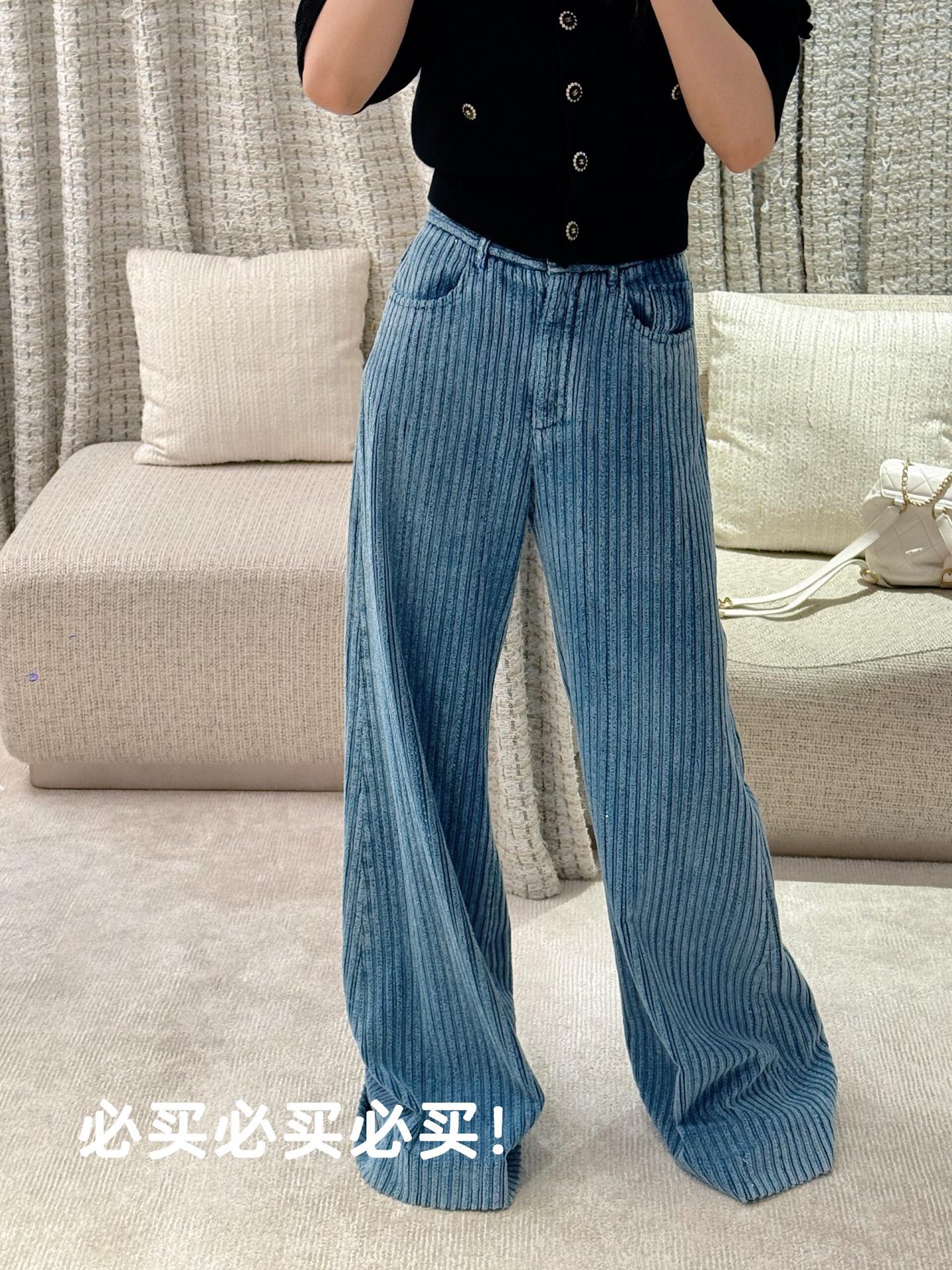 NO:591831,Chan*l 25K high-end handmade workshop series new blue vertical striped corduroy wide-leg flared pants | Exclusively developed by yb!  High quality production!  Combining denim blues with three-dimensional vertical striped corduroy, it brings a lazy and relaxed French atmosphere. High-waist tailoring + drape wide-leg version, perfectly modifying the waist-to-hip ratio. The trousers are slightly flared and sway with each step. The texture of the corduroy is delicate and soft, and it is washed and distressed with vintage colors.  It feels suitable for all seasons. Pair it with a knitted sweater for a gentle and relaxed feel. Layer it with a tweed jacket for a noble lady style. It is a fashionable hard currency for 'one pair of pants to wear many times' in the wardrobe. Available in stock S/M/L,,chanel,jackets  & coats,alexander wang19860909Chan*l 25K高级手工坊系列新款 蓝色竖条纹灯芯绒阔腿喇叭裤丨独家yb开发！高版出品！以牛仔蓝调碰撞立体竖条纹灯芯绒,自带慵懒松弛的法式氛围.高腰剪裁+垂坠阔腿版型,完美修饰腰臀比,裤脚微喇设计随步履轻晃,灯芯绒肌理细腻软糯,复古水洗做旧感适配四季,搭配针织衫是温柔松弛感,叠搭粗花呢外套则是贵气大小姐风,是衣橱里「一裤多穿」的时髦硬通货.现货发售S/M/L,,chanel,jackets & coats,alexander wang,Women's clothing