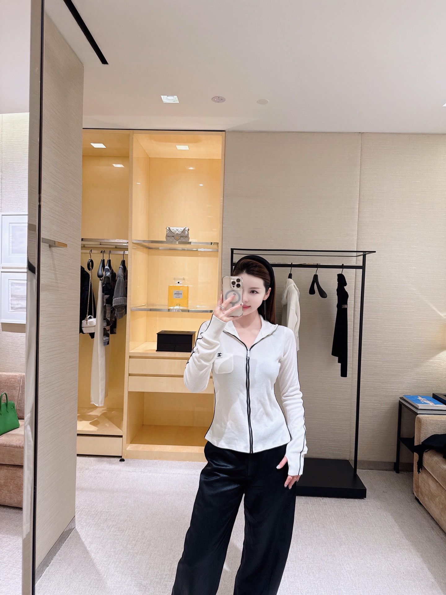 NO:592183,Chane* 25K high-end handmade workshop series black and white zipper hooded cardigan丨exclusively developed by yb!  High quality production!  The delicate knitted fabric is both soft and stiff, making it comfortable for daily wear. The contrasting stripes on the side and zipper are the iconic elements of the ski series. The mini double C logo on the left chest is a low-key nod. The hooded + zipper version has a relaxed feel, and the slit design on the cuffs adds a bit of casualness. Ready for sale S/M/L,, chanel, hats, alexander wang19860909Chane* 25K高级手工坊系列 黑白拉链连帽开衫丨独家yb开发！高版出品！细腻针织面料兼顾柔软与挺括,既有日常穿搭的舒适,侧边与拉链处的撞色条纹是滑雪系列标志性元素,左胸迷你双C徽标低调点题,连帽+拉链版型自带松弛感,袖口开衩设计添了几分随性.现货发售S/M/L,,chanel,hats,alexander wang,Women's clothing