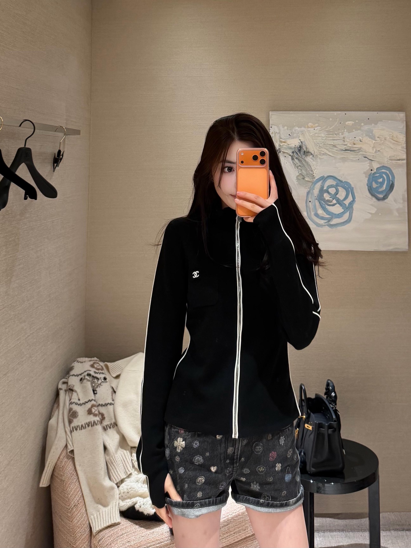 NO:592187,Chane* 25K high-end handmade workshop series black and white zipper hooded cardigan丨exclusively developed by yb!  High quality production!  The delicate knitted fabric is both soft and stiff, making it comfortable for daily wear. The contrasting stripes on the side and zipper are the iconic elements of the ski series. The mini double C logo on the left chest is a low-key nod. The hooded + zipper version has a relaxed feel, and the slit design on the cuffs adds a bit of casualness. Ready for sale S/M/L,, chanel, hats, alexander wang19860909Chane* 25K高级手工坊系列 黑白拉链连帽开衫丨独家yb开发！高版出品！细腻针织面料兼顾柔软与挺括,既有日常穿搭的舒适,侧边与拉链处的撞色条纹是滑雪系列标志性元素,左胸迷你双C徽标低调点题,连帽+拉链版型自带松弛感,袖口开衩设计添了几分随性.现货发售S/M/L,,chanel,hats,alexander wang,Women's clothing