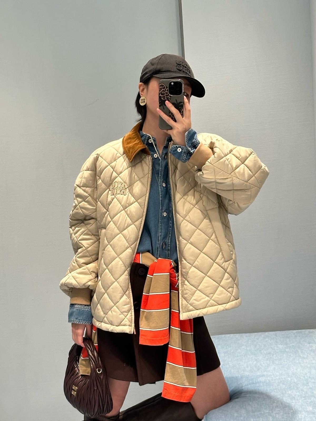 NO:592191,MiuMi* 25FW new autumn and winter diamond pattern cotton jacket | Exclusively developed by yb!  High quality production!  Light khaki rhombus quilted fabric is fluffy but not bloated, and the oversized loose version has a casual sense of relaxation; the lapel is spliced ​​with caramel corduroy, creating a retro sweet and cool contrasting texture. The ribbed edges of the cuffs and hem of the same color are both neat and warm. Available in stock S/M/L,,miumiu,versace,jackets & coats,jackets & coats,alexander wang19860909MiuMi* 25FW秋冬新款 菱格纹棉服夹克外套丨独家yb开发！高版出品！浅卡其菱格绗缝面料,蓬松却不臃肿,oversize宽松版型自带随性松弛感；翻领拼接焦糖色灯芯绒,碰撞出复古甜酷的反差质感.袖口与下摆的同色系罗纹收边,既显利落又兼顾保暖.现货发售S/M/L,,miumiu,versace,jackets & coats,jackets & coats,alexander wang,Women's clothing