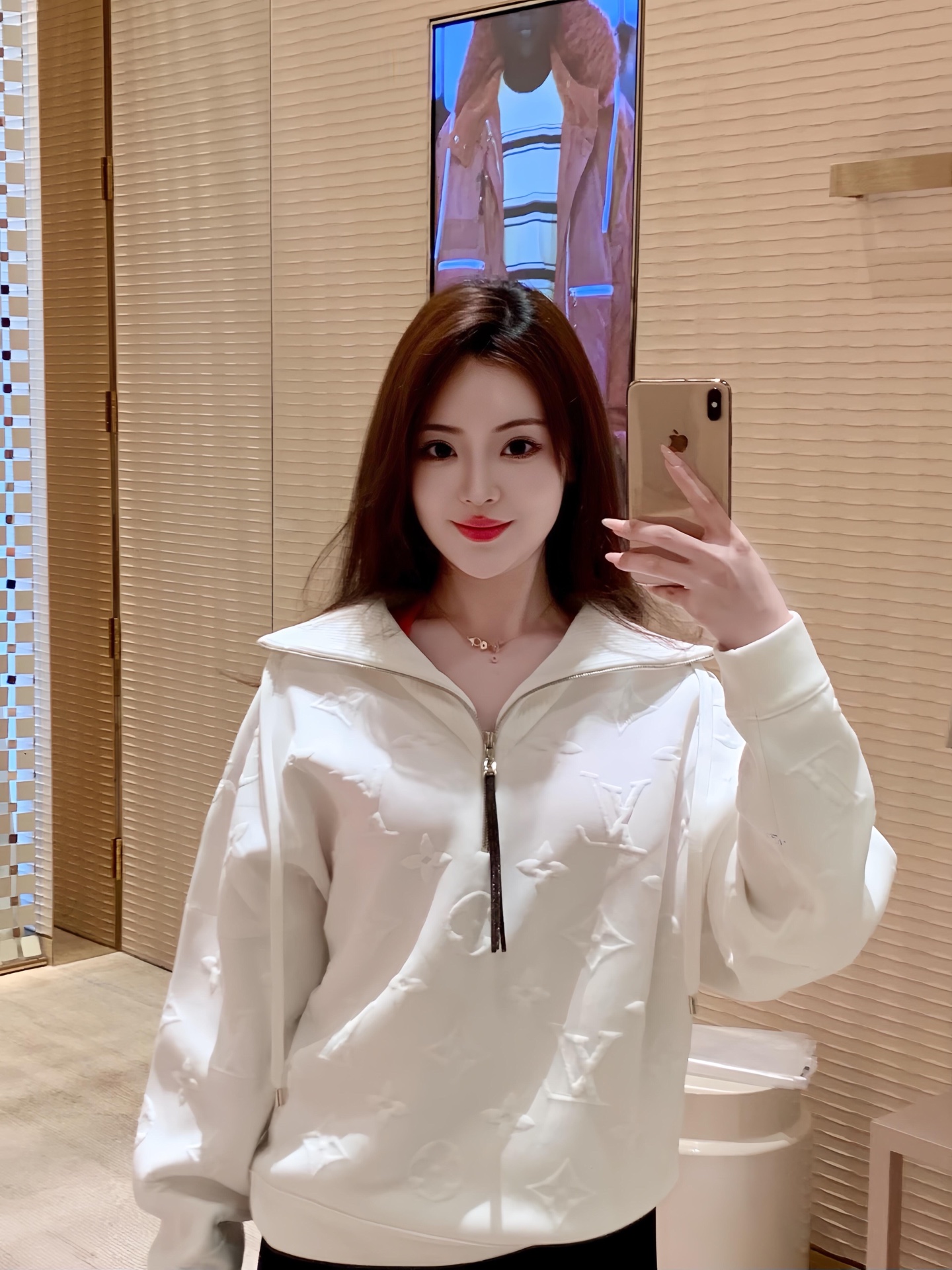 NO:592199,Louis Vuitton 25FW new autumn and winter high-neck half-zip drawstring embossed pattern knitted top丨Exclusive edition!  The soft, waxy and skin-friendly worsted knitted fabric is comfortable to wear next to the body, yet still has a crisp and drapey feel; the high collar + half-zip design combines warmth and style, and the drawstring at the neck can be freely adjusted for a casual pile collar or a neat stand-up collar; the body is fully printed with three-dimensional relief patterns, which is a low-key interpretation of the brand's classic elements, unobtrusive but with a sense of quality. Ready for sale S/M/L, Louis Vuitton, Alexander  wang19860909Louis Vuitton 25FW秋冬新款 高领半拉链抽绳浮雕花纹针织上衣丨独家版出品！软糯亲肤的精纺针织面料,既有贴身穿着的舒适,又不失挺括垂坠感；高领+半拉链设计兼顾保暖与造型感,领口抽绳可自由调节松紧,随性堆领或利落立领皆可；衣身满印立体浮雕花纹,是品牌经典元素的低调演绎,不张扬却自带识货质感.现货发售S/M/L,,louis vuitton,alexander wang,Women's clothing