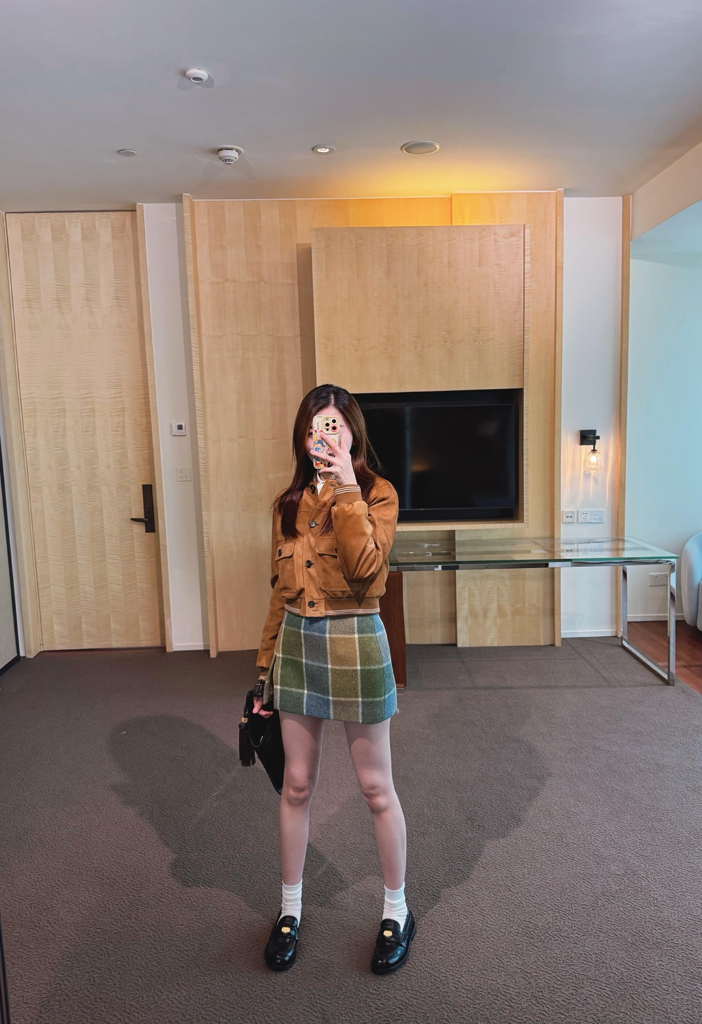 NO:605526,MiuMi* 25FW new autumn and winter caramel suede short bomber jacket | Exclusively developed by yb!  High quality production!  The caramel brown suede texture is soft and high-end, with a gentle filter of matte suede. The short version is accurately stuck to the waistline. When paired with high-waisted bottoms, it can directly elongate the proportion. Small people can also wear it neatly. The classic pilot collar + contrasting ribbed edges give a full retro sporty feel. The single-breasted buttons + flap pockets are exquisite in details. The low-key letter logo on the chest quietly reveals the texture of your expensive brand. Ready for sale S/M/L,, miumiu, jackets  & coats,jackets & coats,chamois leather,alexander wang19860909MiuMi* 25FW秋冬新款 焦糖麂皮短款飞行员夹克外套丨独家yb开发！高版出品！焦糖棕麂皮质感软糯又高级,自带哑光绒面的温柔滤镜,短款版型精准卡在腰线,搭配高腰下装直接拉长比例,小个子也能穿出利落气场；经典飞行员领+撞色罗纹边,复古运动感拉满,单排扣+翻盖口袋是细节里的精致,胸口低调的字母标,不动声色透出贵牌质感.现货发售S/M/L,,miumiu,jackets & coats,jackets & coats,chamois leather,alexander wang,Women's clothing