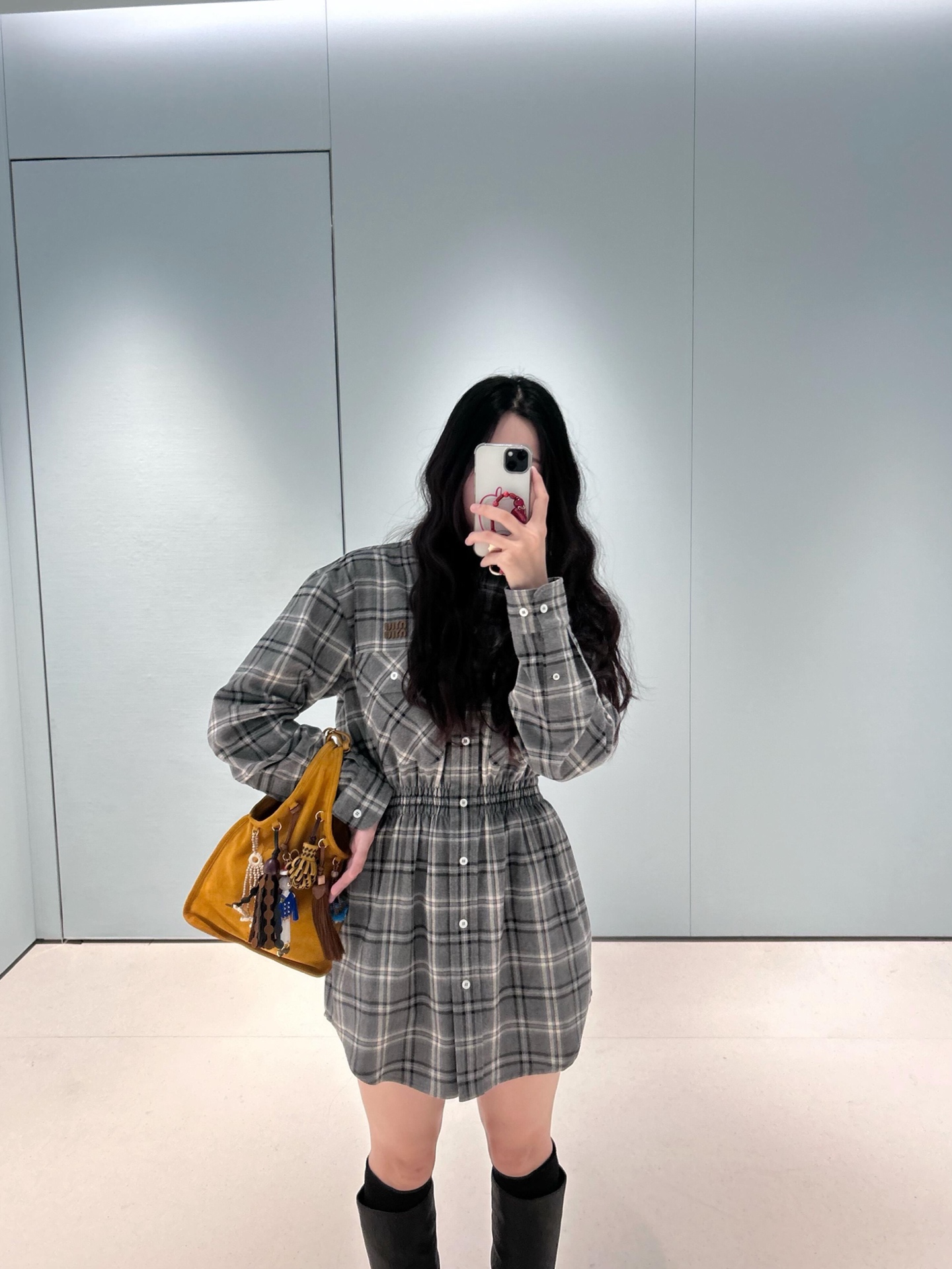 NO:605532,Miu Mi* 25FW new autumn and winter plaid flannel waist shirt skirt | Exclusively developed by yb!  High quality production!  Gray-toned plaid + flannel fabric, with a warm and waxy retro filter, corduroy color-blocking collar + embossed logo on the chest, full of retro details; waist-cinching shirring design just pinches the waistline, and the loose shirt skirt instantly changes into a 'up and down' style, for a small person  It can also be worn with neat proportions; single-breasted buttons on the front + large patch pockets, easy to put on and take off daily, and can carry small items, casual and practical. Available in stock S/M/L, miumiu, skirts, shirts, alexander  wang19860909Miu Mi* 25FW秋冬新款 格纹法兰绒收腰衬衫裙丨独家yb开发！高版出品！灰调格纹+法兰绒面料,自带暖糯的复古滤镜,灯芯绒拼色领+胸前浮雕Logo,复古细节拉满；收腰抽褶设计刚好掐出腰线,宽松衬衫裙秒变“上松下滑”的藏肉版型,小个子也能穿出利落比例；前襟单排扣+大贴袋,日常穿脱方便还能揣小物件,随性又实用.现货发售S/M/L,,miumiu,skirts,shirts,alexander wang,Women's clothing