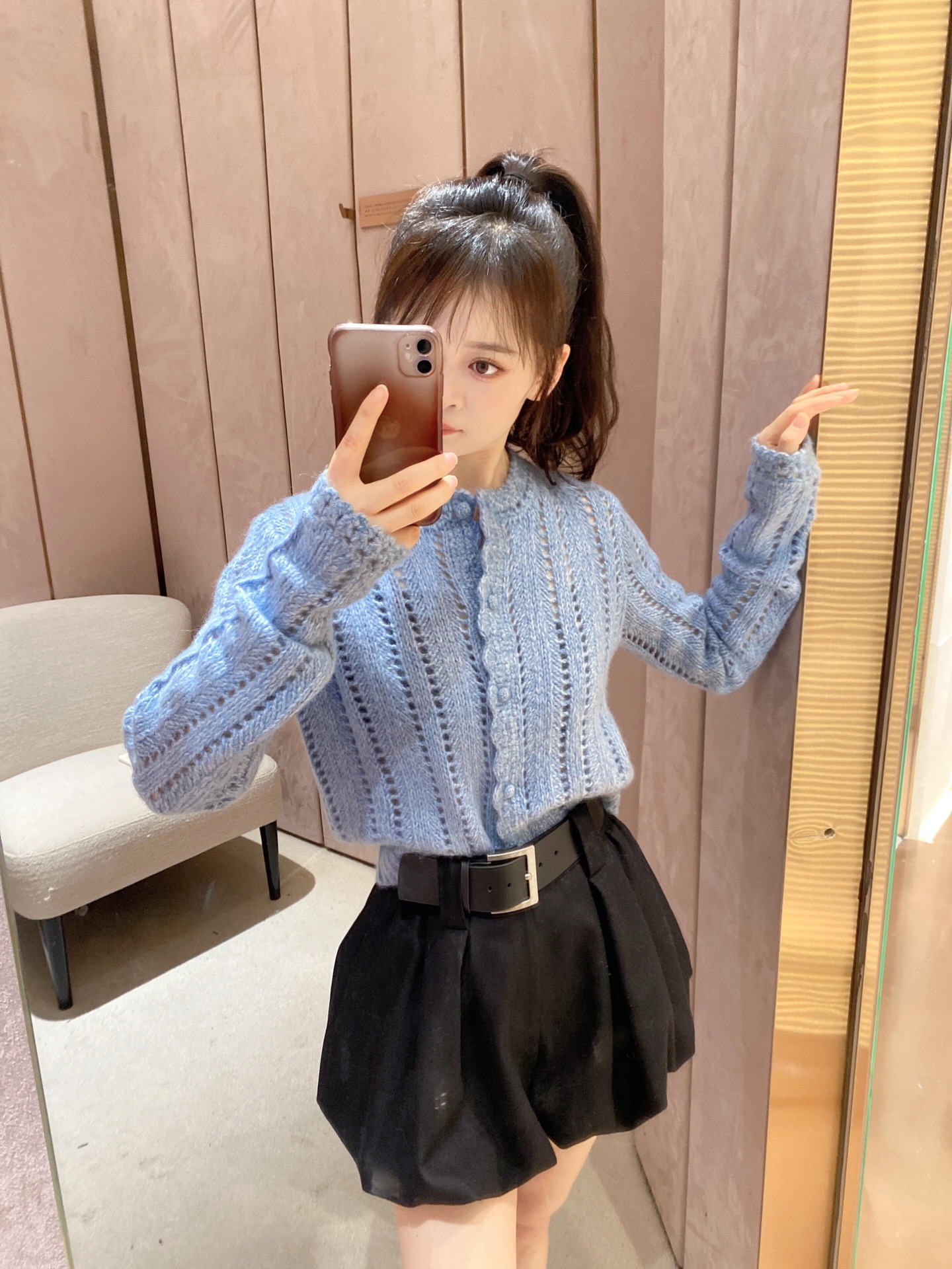 NO:605536,JORY* 25FW new autumn and winter black belt bubble shorts丨Exclusive high-end version!  The fabric has a delicate and waxy texture, and the soft and stylish bubble silhouette welds the 'hidden flesh and looks slimmer' to the body - the loose trousers cover the crotch and legs, and the skirt-style pleated edges add a sense of sweet girl's agility. The belt creates a high waistline instantly, and small people can wear it with neat proportions. Ready for sale in S/M/L, skirts, shorts, alexander wang19860909JORY* 25FW秋冬新款 黑色腰带泡泡短裤丨独家高版出品！面料自带细腻柔糯的质感,软而有型的泡泡廓形,把“藏肉显瘦”焊在身上——宽松裤型遮胯又遮腿,裙摆式褶皱边添了份甜妹灵动感,搭配腰带秒出高腰线,小个子也能穿出利落比例.现货发售S/M/L,,skirts,shorts,alexander wang,Women's clothing