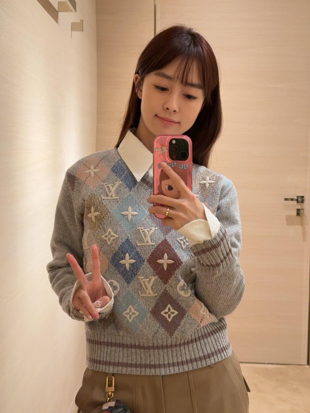 NO:605972,Louis Vuitto* 25Fw new autumn and winter ski series V-neck rhombus knitted cashmere sweater | Exclusively developed by yb!  High quality production!  The V-neck cut is relaxed and elegant, and the soft waxy cashmere blended fabric wraps up the coolness of late autumn, and feels light and warm against the skin. The rhombus pattern has a light gray mist texture, and is layered with pink, blue, and brown macaron color blocks, like the skyline after the snow. The three-dimensional relief embroidered logo, four-leaf flower and Monogram elements are scattered among them, which is the finishing touch of low-key luxury. Ready for sale S/M/L, Louis  vuitton,alexander wang19860909Louis Vuitto* 25Fw秋冬新款 滑雪系列V领菱格针织羊绒衫丨独家yb开发！高版出品！V领剪裁自带松弛优雅,软糯羊绒混纺面料裹住深秋凉意,贴肤是轻若无物的暖.菱格纹底色铺陈浅灰雾感肌理,叠搭粉、蓝、棕调马卡龙色块,像雪后初霁的天际线；立体浮雕的刺绣标识、四叶花与Monogram元素错落其间,是低调奢感的点睛之笔.现货发售S/M/L,,louis vuitton,alexander wang,Women's clothing