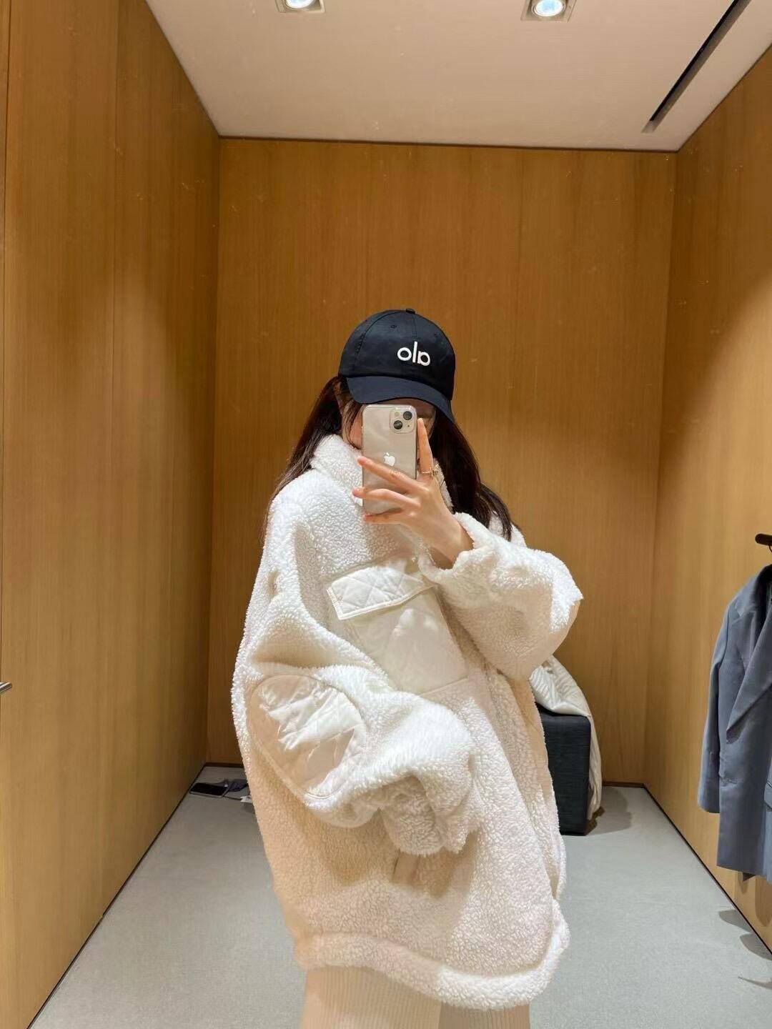 NO:605961,Alo 25Fw new autumn and winter velvet warm lamb wool shirt jacket丨Exclusively developed by yb!  High quality production!  The fluffy lamb wool has a cloudy feel, and feels light and warm against the skin; the pockets/cuffs of rhombus fabric add a bit of neatness to the softness. The shirt-style lapel + loose silhouette is like wrapping your boyfriend's comfortable shirt in a plush filter, casual and hiding the flesh. The feeling of relaxation wrapped in soft fufu!  Ready for sale S/M/L,,jackets & coats,shirts,alexander wang19860909Alo 25Fw秋冬新款 加绒保暖羊羔毛衬衫式外套丨独家yb开发！高版出品！蓬松羊羔毛自带云朵触感,贴肤是轻若无物的暖；拼接菱格纹面料的口袋/袖口,让软萌里多了几分利落质感.衬衫式翻领+宽松廓形,像把男友的舒适衬衫裹上毛绒滤镜,随性又藏肉.被软fufu包裹的松弛感！现货发售S/M/L,,jackets & coats,shirts,alexander wang,Women's clothing