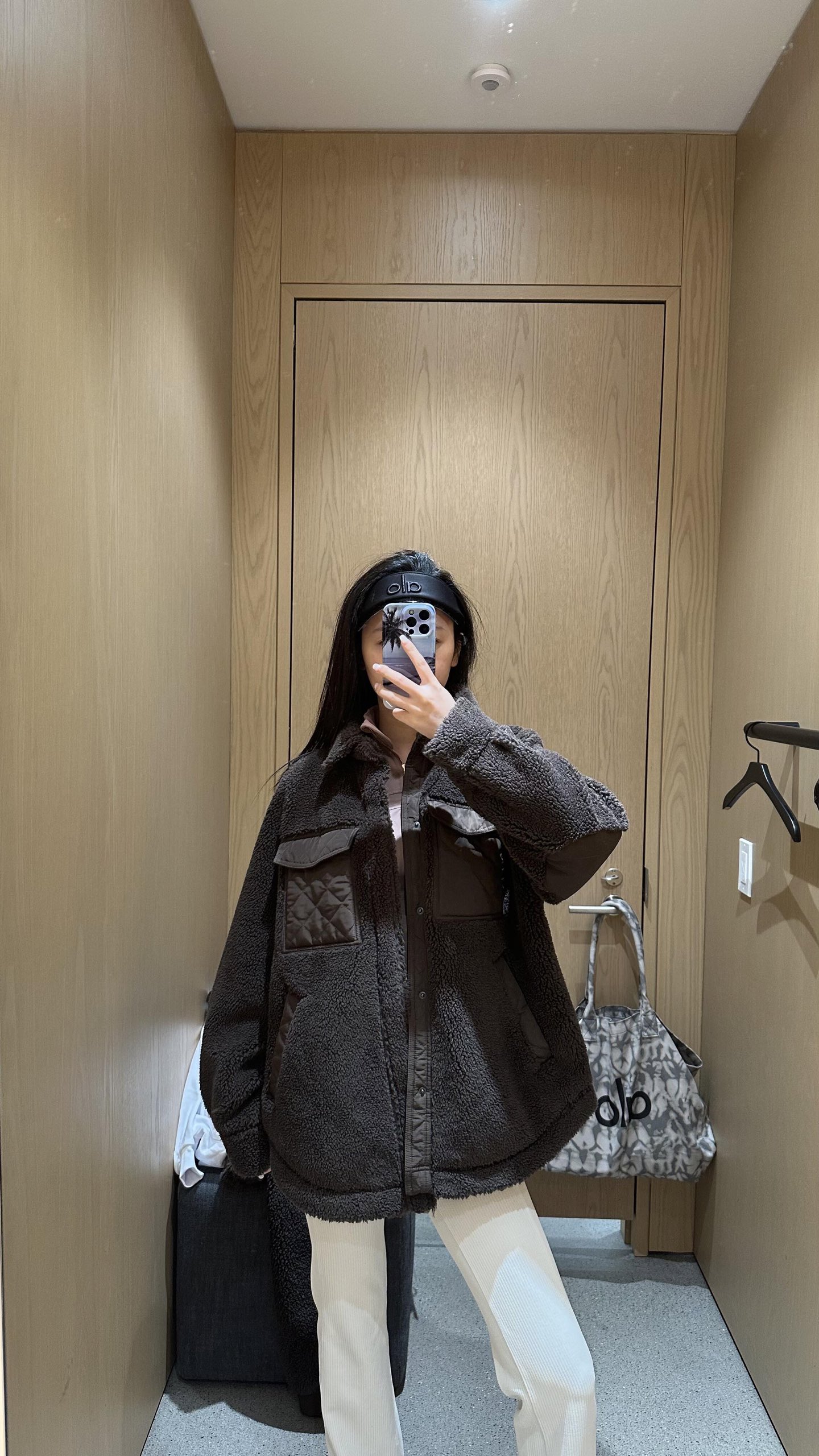 NO:605965,Alo 25Fw new autumn and winter velvet warm lamb wool shirt jacket丨Exclusively developed by yb!  High quality production!  The fluffy lamb wool has a cloudy feel, and feels light and warm against the skin; the pockets/cuffs of rhombus fabric add a bit of neatness to the softness. The shirt-style lapel + loose silhouette is like wrapping your boyfriend's comfortable shirt in a plush filter, casual and hiding the flesh. The feeling of relaxation wrapped in soft fufu!  Ready for sale S/M/L,,jackets & coats,shirts,alexander wang19860909Alo 25Fw秋冬新款 加绒保暖羊羔毛衬衫式外套丨独家yb开发！高版出品！蓬松羊羔毛自带云朵触感,贴肤是轻若无物的暖；拼接菱格纹面料的口袋/袖口,让软萌里多了几分利落质感.衬衫式翻领+宽松廓形,像把男友的舒适衬衫裹上毛绒滤镜,随性又藏肉.被软fufu包裹的松弛感！现货发售S/M/L,,jackets & coats,shirts,alexander wang,Women's clothing