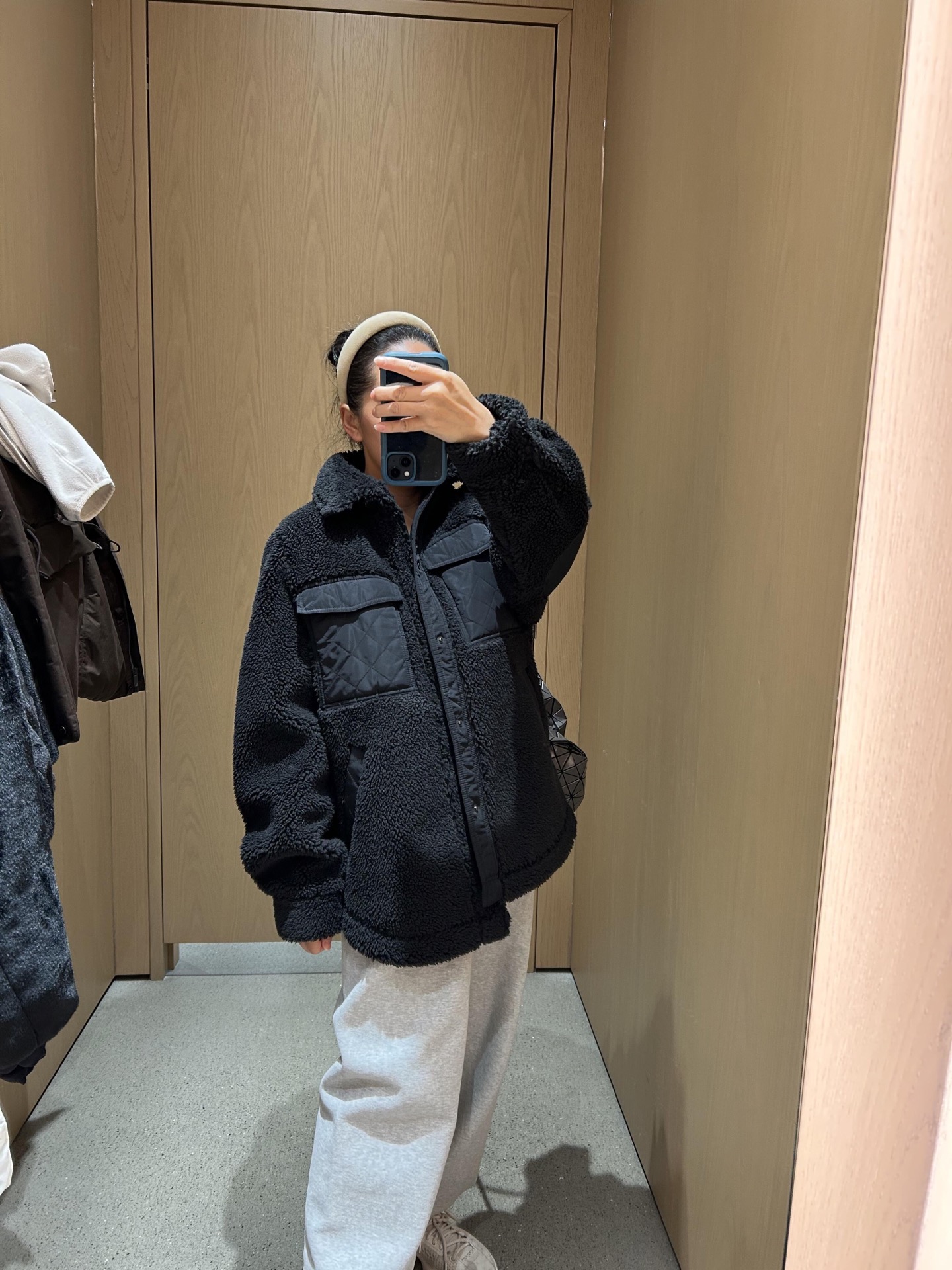 NO:605969,Alo 25Fw new autumn and winter velvet warm lamb wool shirt jacket丨Exclusively developed by yb!  High quality production!  The fluffy lamb wool has a cloudy feel, and feels light and warm against the skin; the pockets/cuffs of rhombus fabric add a bit of neatness to the softness. The shirt-style lapel + loose silhouette is like wrapping your boyfriend's comfortable shirt in a plush filter, casual and hiding the flesh. The feeling of relaxation wrapped in soft fufu!  Ready for sale S/M/L,,jackets & coats,shirts,alexander wang19860909Alo 25Fw秋冬新款 加绒保暖羊羔毛衬衫式外套丨独家yb开发！高版出品！蓬松羊羔毛自带云朵触感,贴肤是轻若无物的暖；拼接菱格纹面料的口袋/袖口,让软萌里多了几分利落质感.衬衫式翻领+宽松廓形,像把男友的舒适衬衫裹上毛绒滤镜,随性又藏肉.被软fufu包裹的松弛感！现货发售S/M/L,,jackets & coats,shirts,alexander wang,Women's clothing