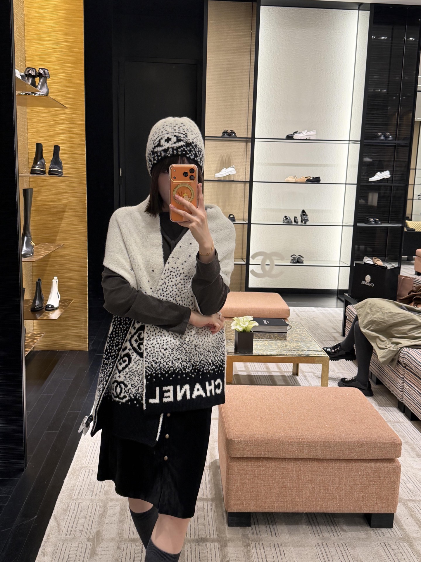 NO:605543,Cold hat scarf Chan*l 25N ski series black and white letter snowflake dot gradient scarf shawl cold hat丨Exclusively developed by yb!  High quality production!  The soft waxy cashmere blend has a cloud touch, and feels light and weightless against the skin; the gradient texture of snowflakes is like the first clear snow after snow, and the black and white contrasting colors hide high-end relaxation. The letters + double C jacquard of the scarf and shawl, and the same series of patterns on the cold hat are exquisite footnotes that are low-key but can be recognized at a glance. The scarf can be wrapped around the shoulders as a shawl or wrapped around the neck as a scarf. Once worn, the cold hat can make you feel relaxed even without makeup. Available now  One size fits all (F),,chanel,shawls,hats,alexander wang19860909冷帽 围巾 Chan*l 25N滑雪系列 黑白字母雪花点渐变围巾披肩冷帽丨独家yb开发！高版出品！软糯羊绒混纺自带云朵触感,贴肤是轻若无物的暖；雪花点渐变肌理像雪后初晴的落雪,黑白撞色里藏着高级松弛.围巾披肩的字母+双C提花,冷帽的同系列纹样,是低调却一眼识货的精致注脚.围巾可裹肩当披肩,也能绕颈当围巾,冷帽一戴,连素颜都能靠松弛感赢很大.现货发售 均码（F）,,chanel,shawls,hats,alexander wang,Women's clothing