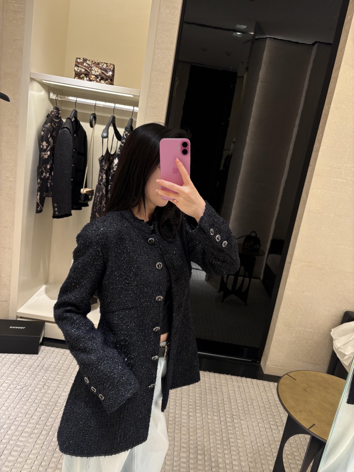 NO:605981,Chane* 25K high-end handmade workshop stand-up collar woven single-breasted mid-length jacket丨Exclusively developed by yb!  High quality production!  The iconic tweed is the bone, and the fine silver thread is blended to create a dark night starry texture. The stand-up collar is cut to weaken the sharpness and make the neck line longer; the single-breasted buttons are decorated with the brand's classic double C diamond buttons, and the cuffs echo the same series of diamond buttons. Every detail is handmade by the haute couture workshop.  Temperature. The mid-length version just hugs the waistline. Pair it with a skirt for a French-style laziness. Pair it with shorts for a neat and casual look. It is suitable for commuting, dating and other occasions. Available in stock S/M/L, chanel, skirts, shorts, jackets  & coats,alexander wang19860909Chane* 25K高级手工坊 立领编织单排扣中长款外套丨独家yb开发！高版出品！标志性粗花呢为骨,混纺细密银线织就暗夜星芒纹理,立领剪裁弱化凌厉感,衬得脖颈线条更纤长；单排扣缀以品牌经典双C镶钻扣,袖口同系列钻扣呼应,每一处细节都带着高定工坊的手工温度.中长版型恰好收住腰线,搭配半裙是法式慵懒,配短裤又添利落率性,适配通勤、约会等多场合.现货发售S/M/L,,chanel,skirts,shorts,jackets & coats,alexander wang,Women's clothing