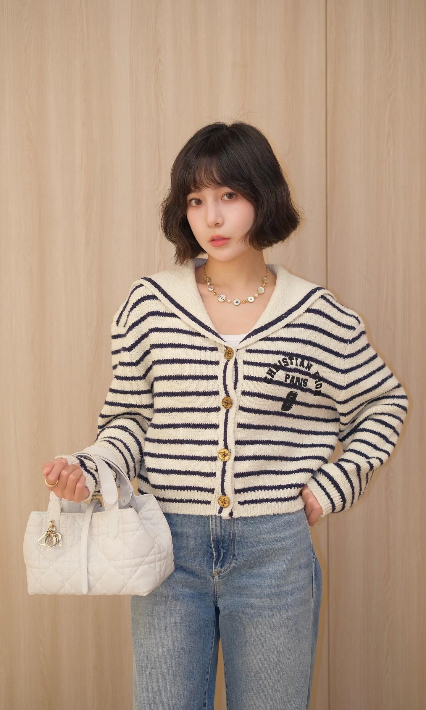 NO:605987,Dio* 26Ss early spring new style contrast stripe letter embroidered navy collar knitted jacket丨Exclusively developed by yb!  High quality production!  Cream white  Micro silhouette + short cut, it can be worn with high-waisted jeans to show off the waist, or with black wide-leg pants for a lazy commuting style, suitable for all body types. Available now in S/M/L, dior, jeans, jackets  & coats,alexander wang19860909Dio* 26Ss早春新款 撞色条纹字母刺绣海军领针织外套丨独家yb开发！高版出品！奶白x藏青撞色条纹自带法式松弛感,大翻领版型既减龄又修饰肩颈线条,胸前字母刺绣+标志性CD金属纽扣,低调中透出高定质感,小方块装饰更是细节控的惊喜.微廓形+短款剪裁,既能搭高腰牛仔裤露腰显比例,也能配黑色阔腿裤走慵懒通勤风,适配各种身材.现货发售S/M/L,,dior,jeans,jackets & coats,alexander wang,Women's clothing