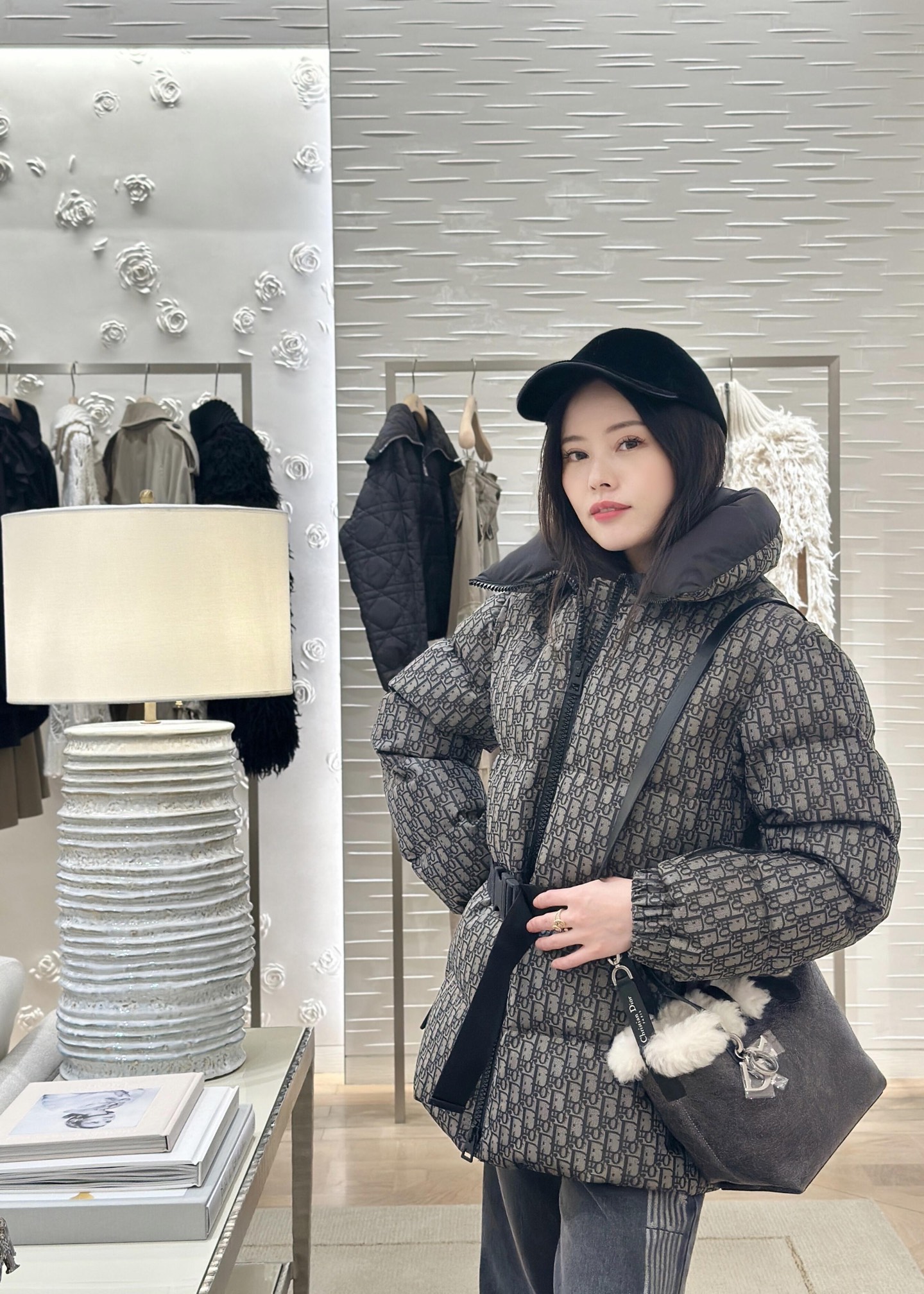 NO:606547,Dio* 25Fw new autumn and winter presbyopia Oblique waist down jacket丨exclusively developed by yb!  High quality production!  The classic Oblique all-over printed fluffy body is filled with 90 white duck down. The contrasting details on the collar/zipper instantly make it look dull. The letter webbing on the back is even more recognizable, giving it a walking sense of luxury. The self-width belt easily pinches out the waist and weakens the bloated feeling of the down jacket with one click. It can not only keep you warm, but also wear neat proportions. There is no pressure to switch between sweet and cool/elegant styles. Ready for sale S/M/L,, dior, down  jacket,alexander wang19860909Dio* 25Fw秋冬新款 老花Oblique收腰羽绒服丨独家yb开发！高版出品！经典Oblique满印铺满90白鸭绒填充的蓬松衣身,领口/拉链的撞色细节瞬间跳出沉闷,背后字母织带更是辨识度拉满,行走的高奢标识感~自带宽腰带轻松掐出腰肢,把羽绒服的臃肿感一键削弱,既能裹紧暖意,又能穿出利落比例,甜酷/优雅风格切换无压力.现货发售S/M/L,,dior,down jacket,alexander wang,Women's clothing