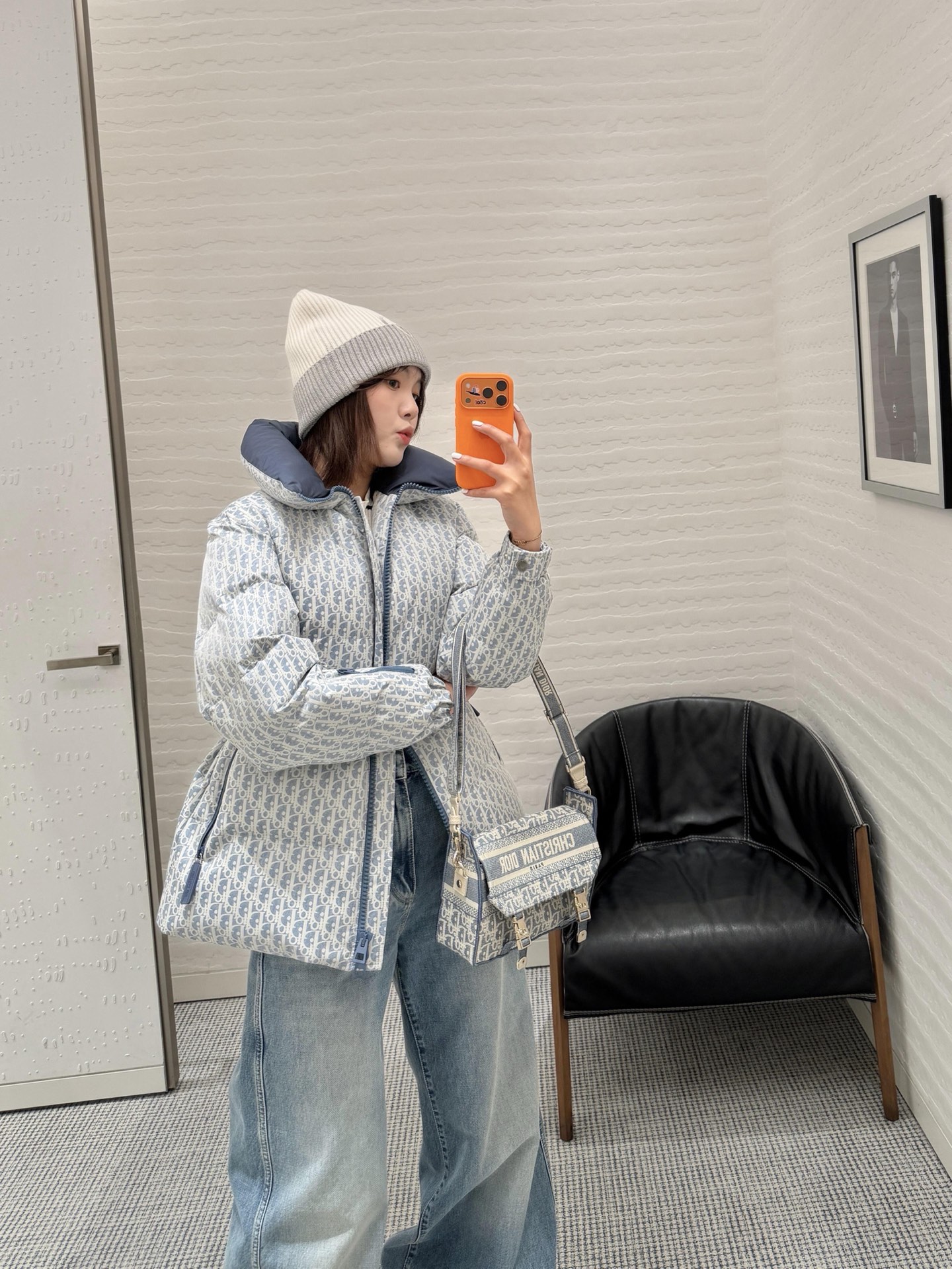 NO:606556,Dio* 25Fw new autumn and winter presbyopia Oblique waist down jacket丨exclusively developed by yb!  High quality production!  The classic Oblique all-over printed fluffy body is filled with 90 white duck down. The contrasting details on the collar/zipper instantly make it look dull. The letter webbing on the back is even more recognizable, giving it a walking sense of luxury. The self-width belt easily pinches out the waist and weakens the bloated feeling of the down jacket with one click. It can not only keep you warm, but also wear neat proportions. There is no pressure to switch between sweet and cool/elegant styles. Ready for sale S/M/L,, dior, down  jacket,alexander wang19860909Dio* 25Fw秋冬新款 老花Oblique收腰羽绒服丨独家yb开发！高版出品！经典Oblique满印铺满90白鸭绒填充的蓬松衣身,领口/拉链的撞色细节瞬间跳出沉闷,背后字母织带更是辨识度拉满,行走的高奢标识感~自带宽腰带轻松掐出腰肢,把羽绒服的臃肿感一键削弱,既能裹紧暖意,又能穿出利落比例,甜酷/优雅风格切换无压力.现货发售S/M/L,,dior,down jacket,alexander wang,Women's clothing