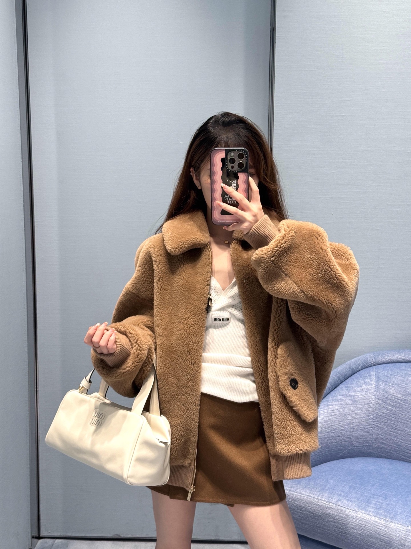 NO:606566,Miumi* 25Fw new autumn and winter Teddy brown wool zipper jacket丨Exclusively developed by yb!  High quality production!  The fluffy wool velvet is wrapped all over the body, and the warm brown tone has a gentle filter. It feels like a soft teddy, warm and healing; the lapel + zipper design is neat and not cumbersome for daily wear, and it is not bulky for daily wear. The leather logo is the finishing touch, low-key and recognizable; the side button pockets + knitted edges, the sophistication is directly full, and it looks noble when worn casually. The autumn and winter atmosphere is directly full, ready for sale S/M/L,, miumiu, jackets  & coats,alexander wang19860909Miumi* 25Fw秋冬新款 泰迪棕羊毛绒拉链外套丨独家yb开发！高版出品！蓬松羊毛绒裹满全身,暖棕色调自带温柔滤镜,摸起来像rua软泰迪,保暖又治愈；翻领+拉链设计利落不拖沓,日常穿也不臃肿.皮质徽标logo是点睛之笔,低调又有辨识度；侧边纽扣口袋+针织收边,精致度直接拉满,随手搭都显贵.秋冬氛围感直接拉满现货发售S/M/L,,miumiu,jackets & coats,alexander wang,Women's clothing