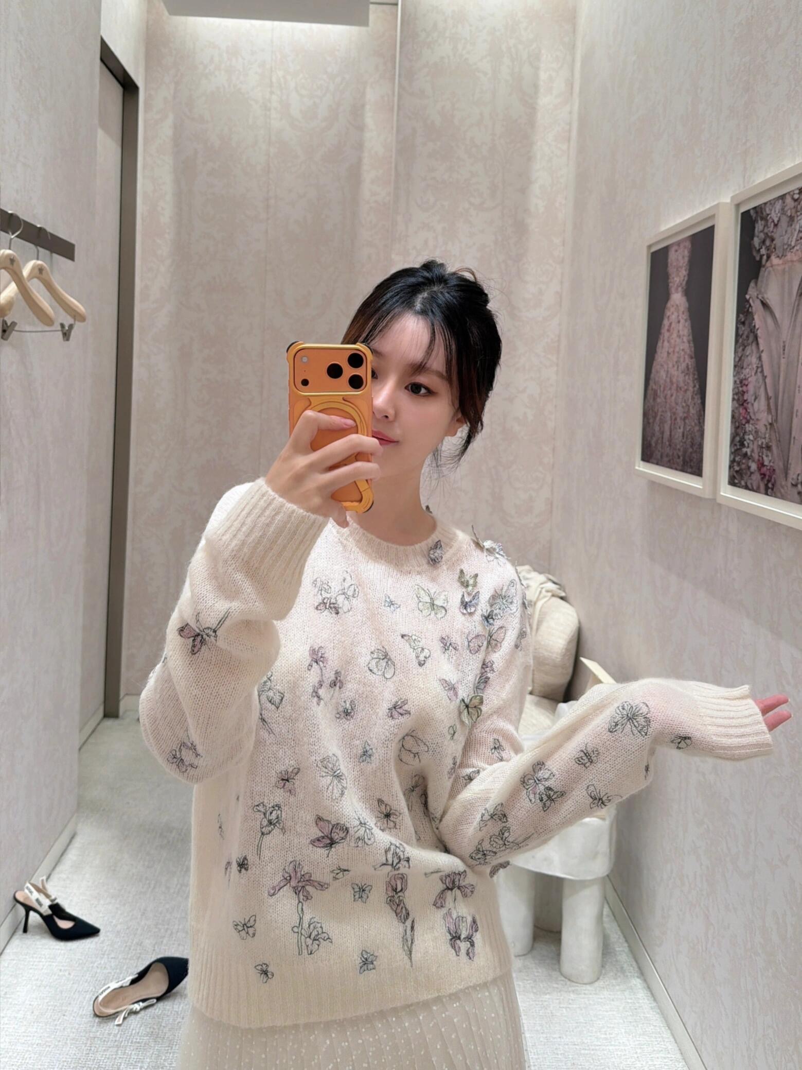 NO:606575,Dio* 26Ss early spring new style butterfly iris embroidered knitted sweater丨exclusively developed by yb!  High quality production!  On the clear off-white knitted fabric, butterflies and iris flowers are scattered with hand-painted brushstrokes. The thin yarn texture has a breathable feel. It is suitable for wearing alone or layered in early spring. The loose round neck version is lazy and not slimming, and the ribbed edges on the cuffs  It just outlines the casual atmosphere. The three-dimensional texture of the embroidery feels delicate and noble, but not ostentatious. Available in stock S/M/L, dior, sweaters, alexander  wang19860909Dio* 26Ss早春新款 蝴蝶鸢尾花刺绣针织毛衣丨独家yb开发！高版出品！清透的米白针织上,蝴蝶与鸢尾花以手绘笔触散落,薄透的纱线质感自带呼吸感,早春单穿、叠穿都适配.宽松的圆领版型慵懒不挑身,袖口的罗纹收边刚好勾勒出随性氛围,刺绣的立体肌理摸起来有细腻的质感,显贵却不张扬.现货发售S/M/L,,dior,sweaters,alexander wang,Women's clothing