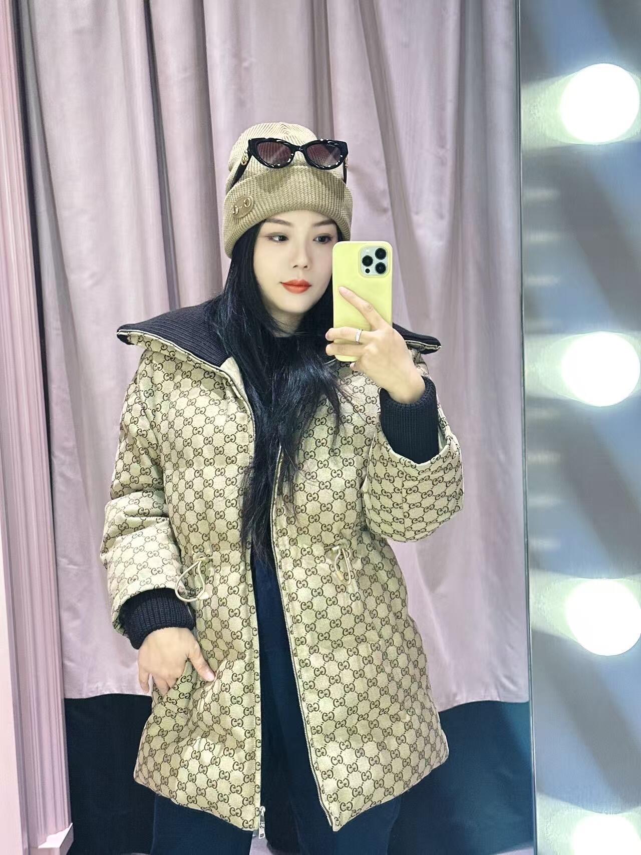 NO:606587,Gucc* 25FW new autumn and winter presbyopic drawstring waist mid-length large lapel down jacket丨Exclusively developed by yb!  High quality production!  The fluffy body is covered with GG presbyopia printed all over, and the dark brown lapel + knitted cuff stitching instantly breaks out of the dullness. The double G metal buckle on the collar is the finishing touch of low-key elegance. It directly adds to the sense of luxury when walking. The 90 white duck down filling is fluffy and warm, and the drawstring design on both sides of the body can be  The elasticity can be adjusted freely, and the length of the mid-length model is just right to cover the crotch. Whether worn with a short skirt for a sweet girl style or with wide-leg pants for a relaxed feel, you can wear it with an effortless luxury atmosphere. Available in stock S/M/L,, gucci, skirts, jackets  & coats,down jacket,alexander wang19860909Gucc* 25FW秋冬新款 老花抽绳收腰中长款大翻领羽绒服外套丨独家yb开发！高版出品！满印GG老花铺满蓬松衣身,深棕翻领+袖口针织拼接瞬间跳出沉闷,领口的双G金属扣更是低调显贵的点睛之笔,行走的高奢标识感直接拉满.90白鸭绒填充蓬松又保暖,衣身两侧的抽绳设计可以自由调节松紧,中长款长度刚好遮胯藏肉；不管搭短裙走甜妹风,还是配阔腿裤走松弛感路线,都能穿出毫不费力的高奢氛围.现货发售S/M/L,,gucci,skirts,jackets & coats,down jacket,alexander wang,Women's clothing