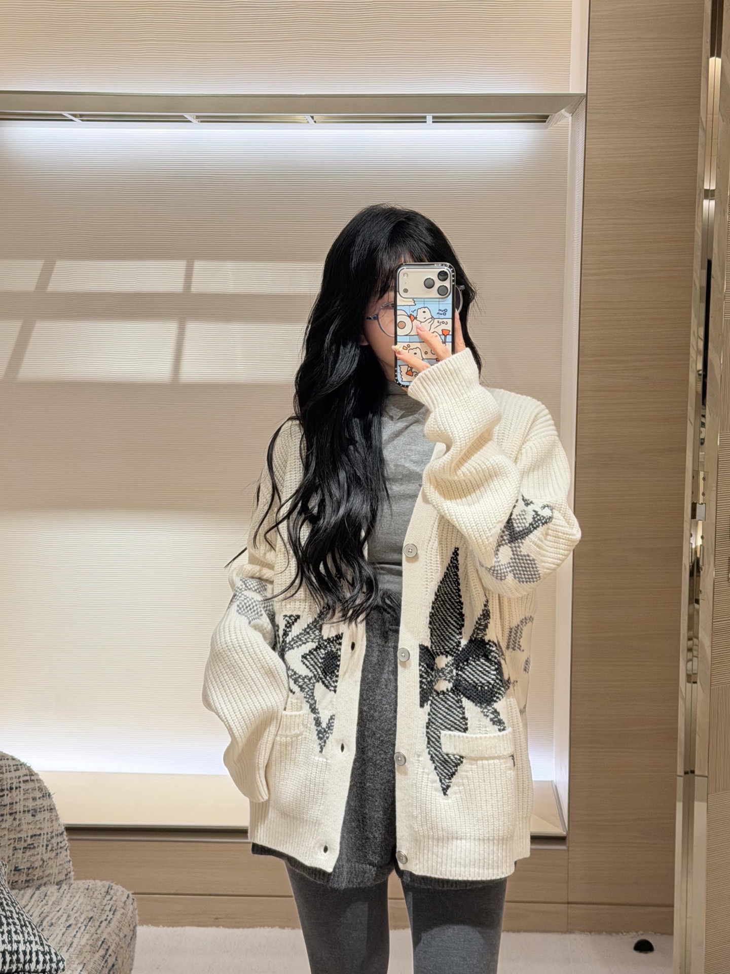 NO:607625,Louis Vuitt*n 25FW SKI ski series intarsia rib wool knitted cardigan丨Exclusively developed by yb!  High quality production!  Made of sheep wool and cashmere blend to create a ribbed texture base, the soft touch wraps around the body. The body/sleeves are knitted with contrasting colors to present an interwoven pattern. The gradient of gray, white and black is like falling snow on a snowy mountain. It has a winter atmosphere filter; loose.  The style is suitable for layering, with ribbed cuffs/hem to tighten the lines, and shell button closures to add exquisite details; taking into account the warmth of après-ski rest and the lazy texture of urban style. Available now in S/M/L,, Louis  vuitton,alexander wang19860909Louis Vuitt*n 25FW SKI滑雪系列 嵌花罗纹羊毛针织开衫丨独家yb开发！高版出品！以绵羊毛山羊绒混纺打造罗纹肌理基底,松软触感裹覆身型,衣身/袖身以撞色针织工艺呈现交织图案,灰白黑三色渐变如雪山落雪,自带冬日氛围滤镜；宽松版型适配叠穿,罗纹袖口/下摆收束线条,贝壳纹纽扣开合添细节精致度；兼顾滑雪后休憩的暖意与都市造型的慵懒质感.现货发售S/M/L,,louis vuitton,alexander wang,Women's clothing