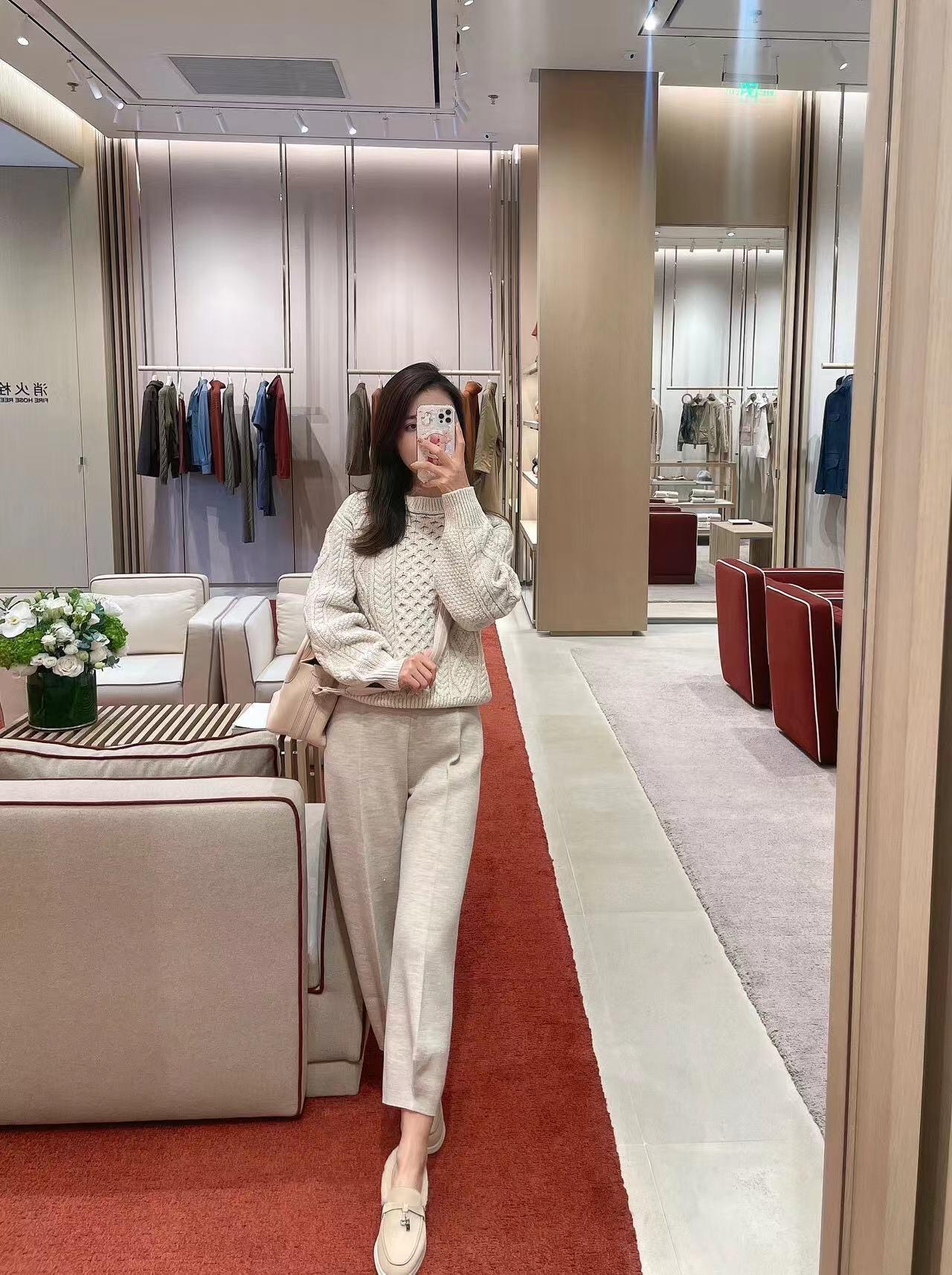 NO:607613,Loro Pi*na 25Fw new autumn and winter Valduggia round neck cashmere knitted sweater丨Exclusively developed by yb!  High quality production!  Rare cashmere + fine knitting, so soft that it feels like sinking into a cloud!  It has a suede soft light, which is warm and not stuffy against the skin. The double buff of 'warmth + comfort' in autumn and winter can be directly filled up ~ the classic round neck is suitable for all kinds of inner wear, with cable ties on the chest + hollow texture splicing, and the retro texture hides a low-key nobility; the loose micro-profile version covers the flesh without being bloated, and makes you look lazy and casual when you raise your hands!  Available now S/M/L,,loro piana,sweaters,alexander wang19860909Loro Pi*na 25Fw秋冬新款 Valduggia圆领羊绒针织毛衣丨独家yb开发！高版出品！珍稀羊绒+细腻针织,软到像陷进云朵里！自带绒面柔光,贴肤暖而不闷,秋冬的“保暖+舒适”双buff直接拉满~经典圆领适配各种内搭,胸前绞花+镂空纹理拼接,复古肌理感藏着低调贵气；宽松微廓版型,遮肉不臃肿,抬手间都是慵懒随性！现货发售S/M/L,,loro piana,sweaters,alexander wang,Women's clothing