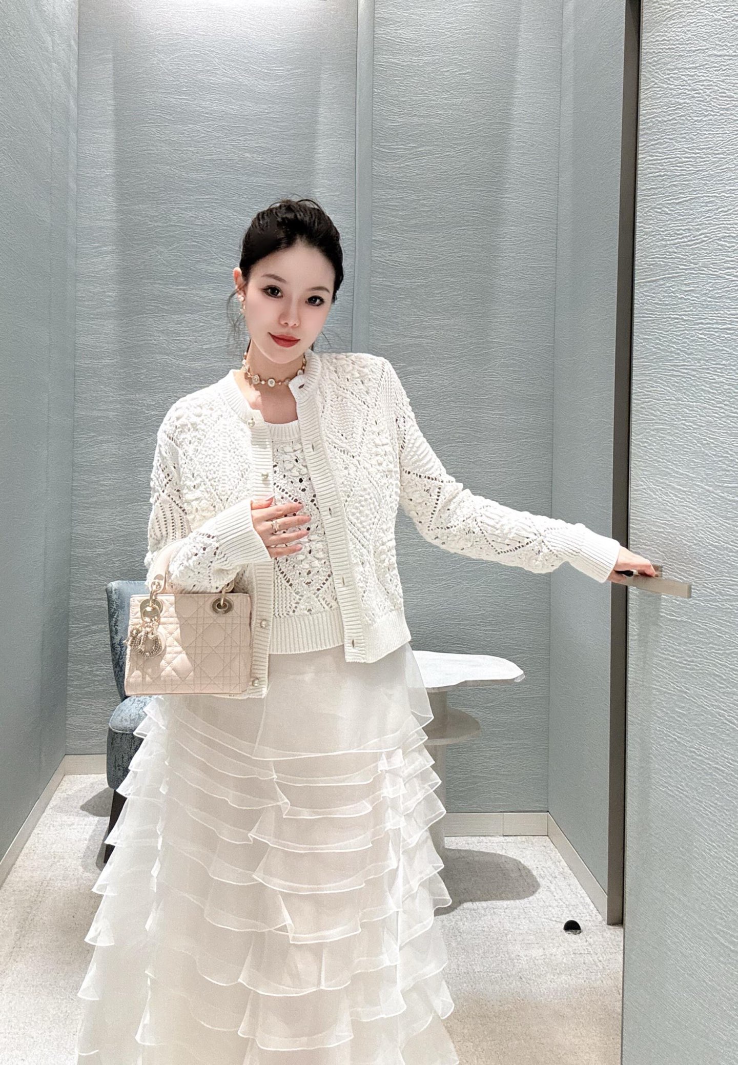 NO:609396,Dio* 26SS new style early spring jacquard hollow knitted cardigan丨exclusively developed by yb!  High quality production!  The milky white jacquard + hollow texture comes with a soft mist filter, and is soft and wrapped with just the right amount of lightness and warmth; the pearl buttons are exquisite hidden in the details, and the round neck + short version are friendly to all body shapes - paired with a gauze skirt, it is a lady with fairy fringes, and paired with denim, it is a little more relaxed and sweet, and can be worn directly for commuting or dating in the spring. Ready for sale S/M/L, dior, skirts, alexander wang19860909Dio* 26SS早春新款 提花镂空针织开衫丨独家yb开发！高版出品！奶白提花+镂空肌理自带柔雾滤镜,软乎乎的裹着恰到好处的轻暖；珍珠纽扣是藏在细节里的精致,圆领+短款版型对各种身形都友好——配纱裙是仙气流苏的大小姐,搭牛仔又多了点松弛甜酷,开春通勤/约会都能直接套上出门.现货发售S/M/L,,dior,skirts,alexander wang,Women's clothing