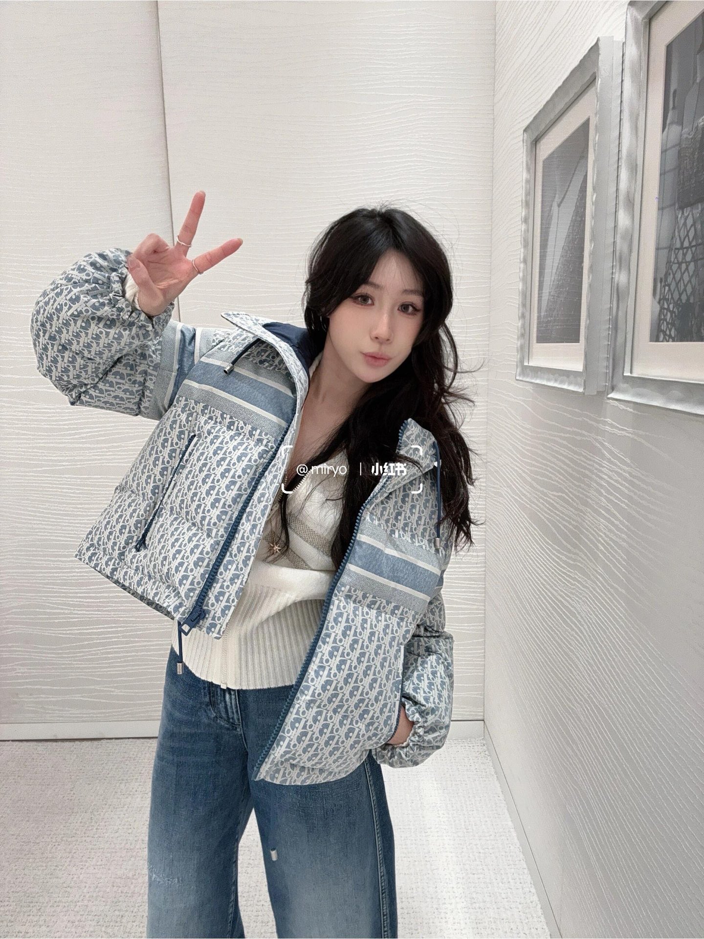 NO:607636,Dio* 25FW new autumn and winter Oblique presbyopic drawstring hooded down jacket丨Exclusively developed by yb!  High quality production!  The classic Oblique presbyopia all-over print is the core design. The loose-fitting off-shoulder version is suitable for layering. The body is filled with light duck down (90% down content) and is covered with Oblique twill presbyopia pattern, which collides with the denim texture stripes. The hood + drawstring design can freely adjust the degree of wrapping. The cuffs are elasticated to prevent wind and temperature. The side zipper pockets are both beautiful and practical!  It has both high recognition and gentle atmosphere. Available now in S/M/L, dior, down jacket, hats, alexander wang19860909Dio* 25FW秋冬新款 Oblique老花抽绳连帽羽绒服丨独家yb开发！高版出品！经典Oblique老花满印为核心设计,宽松落肩版型适配叠穿,轻盈鸭绒填充（90绒子含量）衣身满铺Oblique斜纹老花图案,与牛仔质感条纹拼接碰撞,连帽+抽绳设计可自由调节包裹度,袖口松紧收口防风锁温,侧边拉链口袋兼具美观与实用性！兼具高辨识度与温柔氛围感.现货发售S/M/L,,dior,down jacket,hats,alexander wang,Women's clothing