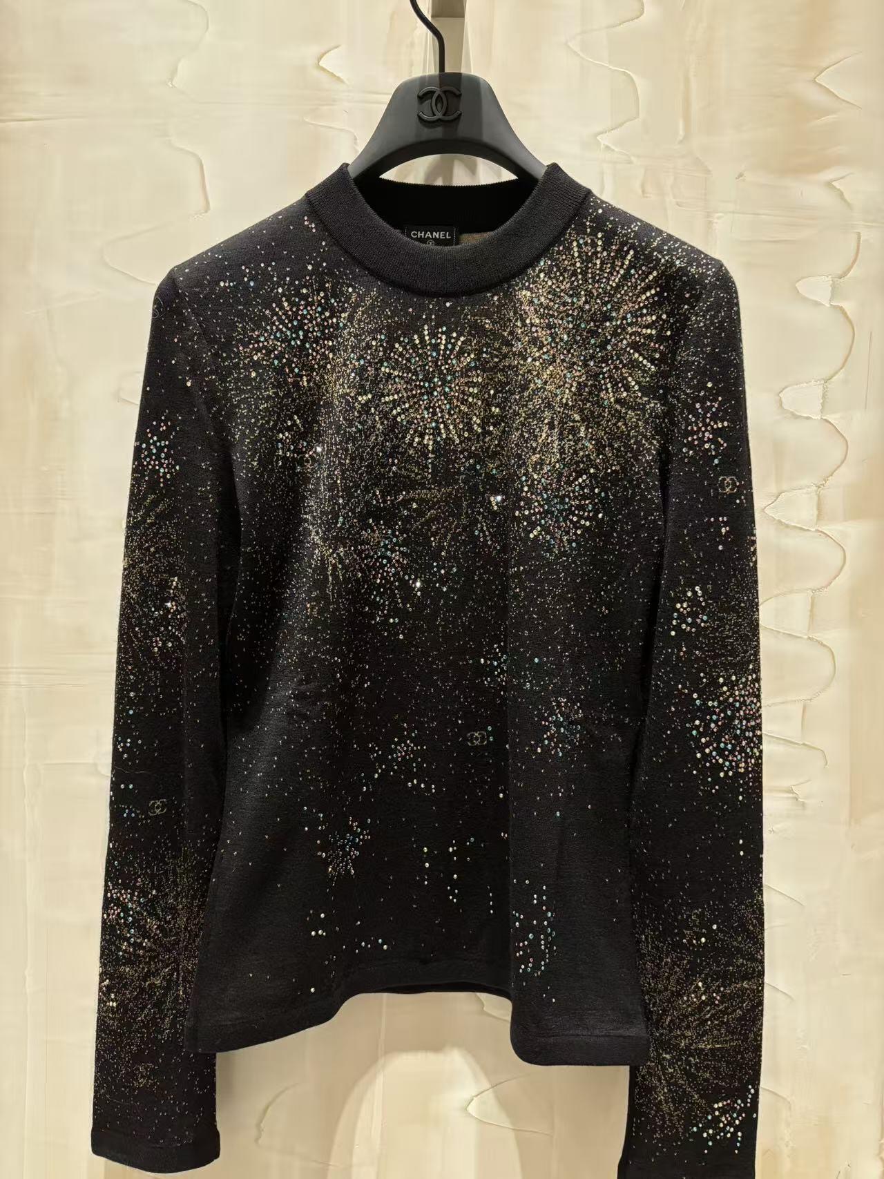 💰批430 🆕Chan*l 25N滑雪系列 黑色水钻烟花针织衫丨⚠独家yb开发！高版出品！以纯黑柔肤针织为底，铺陈满幅「烟花绽放」水钻刺绣：鎏金主调交织彩钻碎光，从肩颈向衣身渐次晕开，像雪夜天幕里炸开的星芒，走动时碎钻随肌理轻颤，是低调黑底藏不住的流光感✨现货发售S/M/L