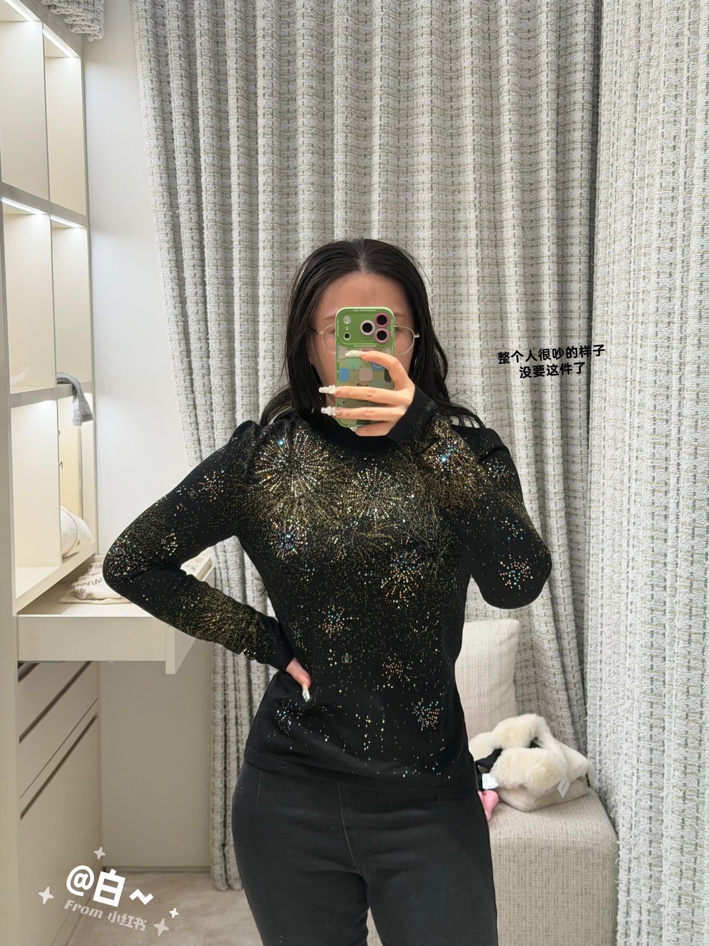 💰批430 🆕Chan*l 25N滑雪系列 黑色水钻烟花针织衫丨⚠独家yb开发！高版出品！以纯黑柔肤针织为底，铺陈满幅「烟花绽放」水钻刺绣：鎏金主调交织彩钻碎光，从肩颈向衣身渐次晕开，像雪夜天幕里炸开的星芒，走动时碎钻随肌理轻颤，是低调黑底藏不住的流光感✨现货发售S/M/L