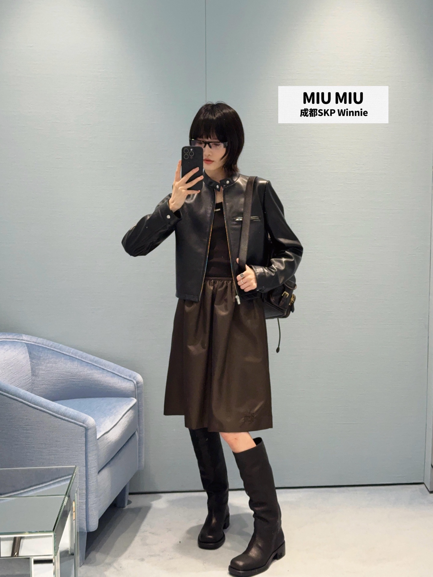 NO:607603,Miumi* 25FW new autumn and winter style brown satin elastic waist skirt丨Exclusively developed by yb!  High quality production!  The matte satin has a high-end texture, does not wrinkle and is easy to take care of. The elastic waist + non-binding tailoring, the drape wraps up the fluffy umbrella skirt silhouette. When walking, the skirt sways lightly like a layer of caramel-colored mist. The elastic waistband hides the voluptuousness of the lower abdomen. It has no restrictions on the body shape. The embossed label on the hem is low-key and careful, and the sweet but not greasy lady feeling directly fills the area. Ready for sale S/M/L,, miumiu, skirts, alexander wang19860909Miumi* 25FW秋冬新款 棕调缎面松紧腰半裙丨独家yb开发！高版出品！哑光缎面自带高级肌理,不皱好打理,松紧腰+无束缚剪裁,垂坠感裹出蓬松伞裙廓形,走动时裙摆轻晃像裹了层焦糖色的雾,松紧腰头藏住小腹肉感,对身材完全没限制~下摆的压印标是低调小心机,甜而不腻的大小姐感直接拉满现货发售S/M/L,,miumiu,skirts,alexander wang,Women's clothing