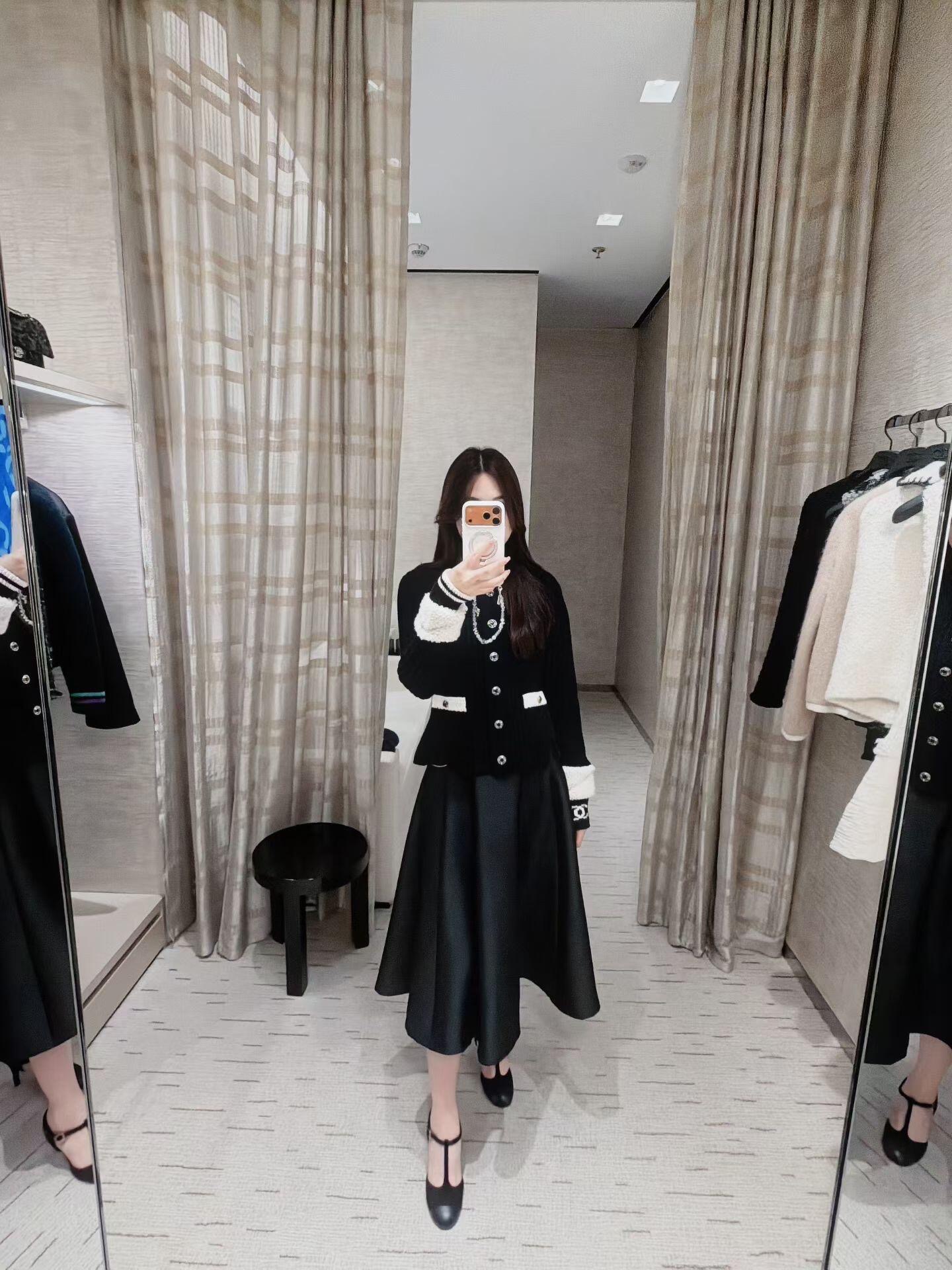 💰批500 🆕Chan*l 25N滑雪系列 黑白拼色羊毛针织开衫丨⚠独家yb开发！高版出品！蓬松绞花针织软糯保暖，排扣用了带Logo的金属质感扣饰，摸得到的细腻质感，经典黑白撞色，自带小香风的精致复古感，低调又显贵！微微收腰的剪裁刚好衬出腰线，长度适配半裙/牛仔裤，单穿是温柔大小姐，叠穿外套也能当内搭~现货发售S/M/L