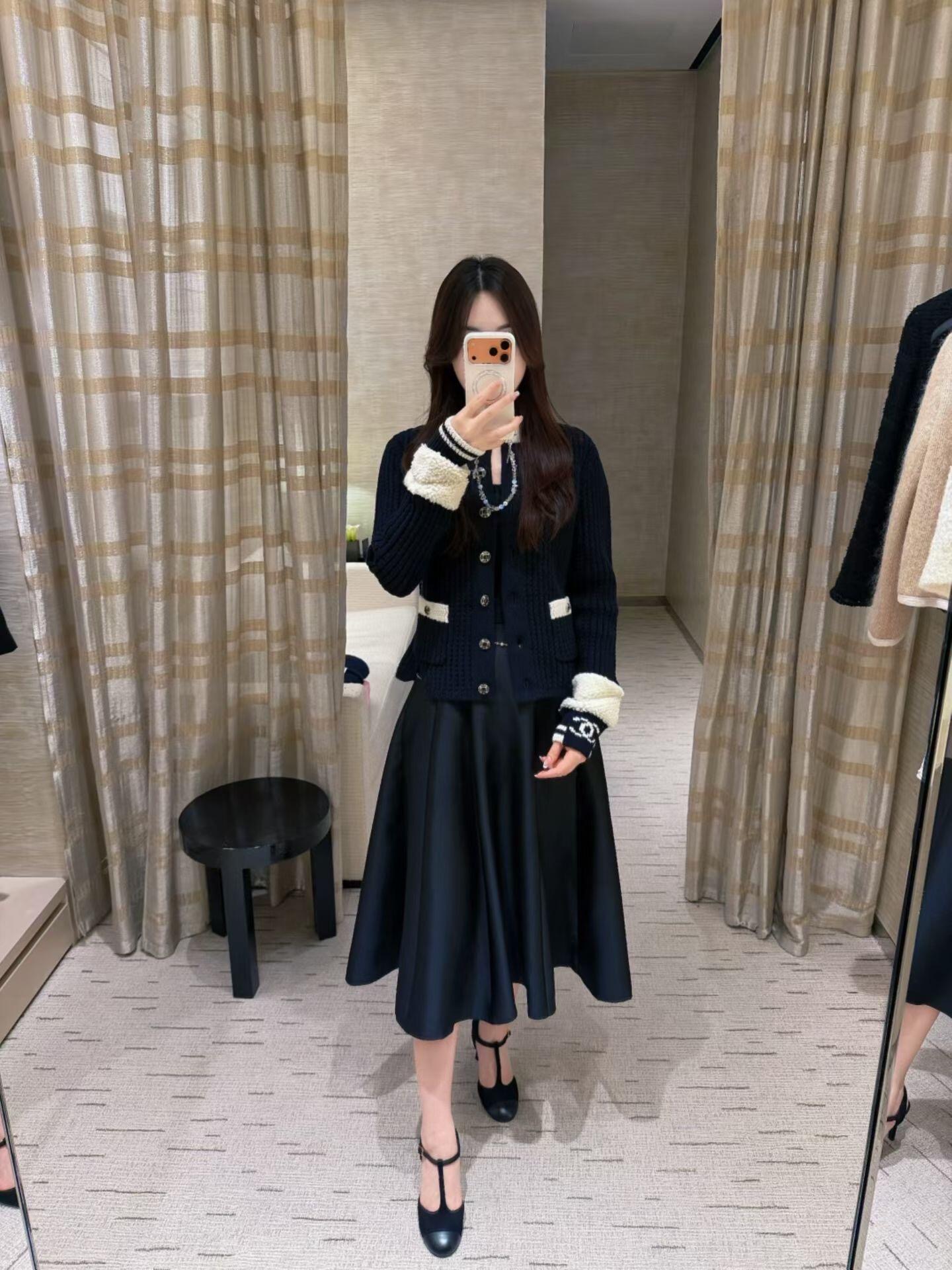 💰批500 🆕Chan*l 25N滑雪系列 黑白拼色羊毛针织开衫丨⚠独家yb开发！高版出品！蓬松绞花针织软糯保暖，排扣用了带Logo的金属质感扣饰，摸得到的细腻质感，经典黑白撞色，自带小香风的精致复古感，低调又显贵！微微收腰的剪裁刚好衬出腰线，长度适配半裙/牛仔裤，单穿是温柔大小姐，叠穿外套也能当内搭~现货发售S/M/L