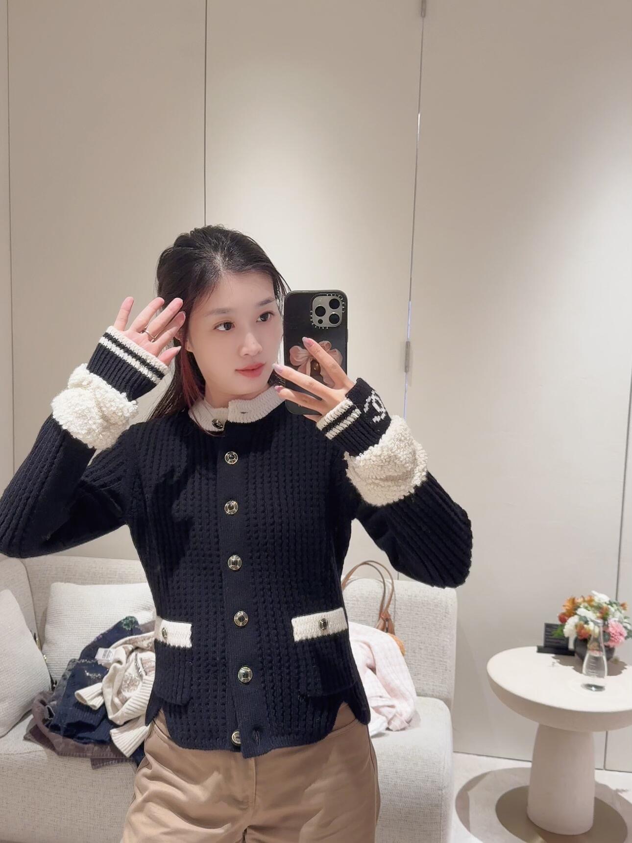 💰批500 🆕Chan*l 25N滑雪系列 黑白拼色羊毛针织开衫丨⚠独家yb开发！高版出品！蓬松绞花针织软糯保暖，排扣用了带Logo的金属质感扣饰，摸得到的细腻质感，经典黑白撞色，自带小香风的精致复古感，低调又显贵！微微收腰的剪裁刚好衬出腰线，长度适配半裙/牛仔裤，单穿是温柔大小姐，叠穿外套也能当内搭~现货发售S/M/L