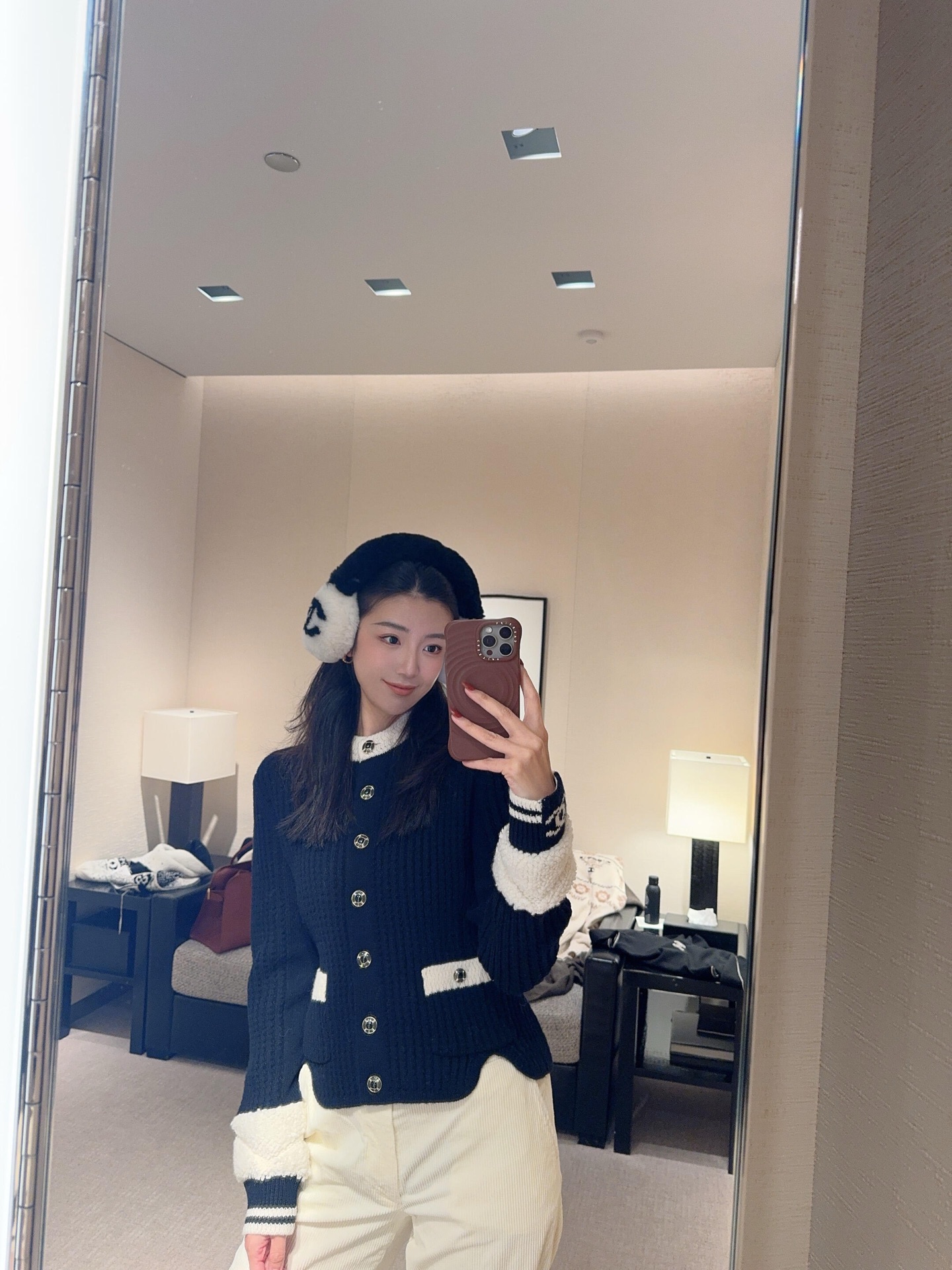 💰批500 🆕Chan*l 25N滑雪系列 黑白拼色羊毛针织开衫丨⚠独家yb开发！高版出品！蓬松绞花针织软糯保暖，排扣用了带Logo的金属质感扣饰，摸得到的细腻质感，经典黑白撞色，自带小香风的精致复古感，低调又显贵！微微收腰的剪裁刚好衬出腰线，长度适配半裙/牛仔裤，单穿是温柔大小姐，叠穿外套也能当内搭~现货发售S/M/L