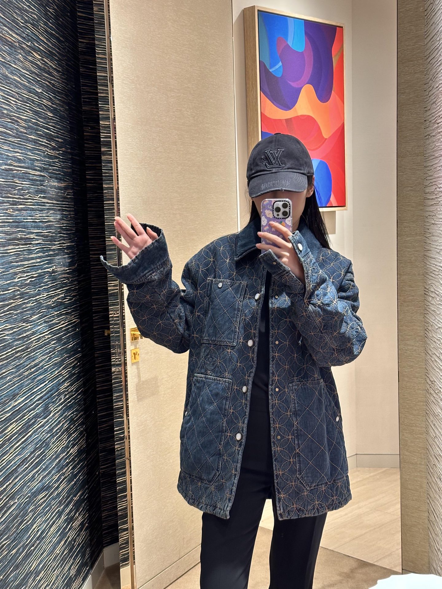 NO:608544,Louis Vuitt*n 25FW*Nigo co-branded new retro embroidered denim jacket | Exclusive high-end version!  The distressed denim blue comes with a retro filter, full-frame golden geometric embroidery mixed with the dark pattern of the LV logo, and the thick line texture is full of details. It shines with low-key nobility whenever you move; the classic lapel + loose version can be used as an outer wear to support your aura, and it is neatly buttoned up and has a neat cityboy style. Both men and women have a 'relaxed and effortless' sense of fashion, and it is a walking style template when going out in autumn and winter~ Ready for sale S/M/L, Louis Vuitton, Louis  vuitton,jackets & coats,jackets & coats,alexander wang19860909Louis Vuitt*n 25FW*Nigo联名新款 复古刺绣牛仔夹克外套丨独家高版出品！做旧牛仔蓝自带复古滤镜,满幅金色几何刺绣混着LV标识暗纹,粗线肌理裹满细节感,随便动一下都闪着低调的贵气光；经典翻领+宽松版型,既能当外搭撑气场,扣起来又是利落的cityboy风.男女穿都有「松弛不费力」的时髦感,秋冬出街就是行走的风格模板~现货发售S/M/L,,louis vuitton,louis vuitton,jackets & coats,jackets & coats,alexander wang,Women's clothing