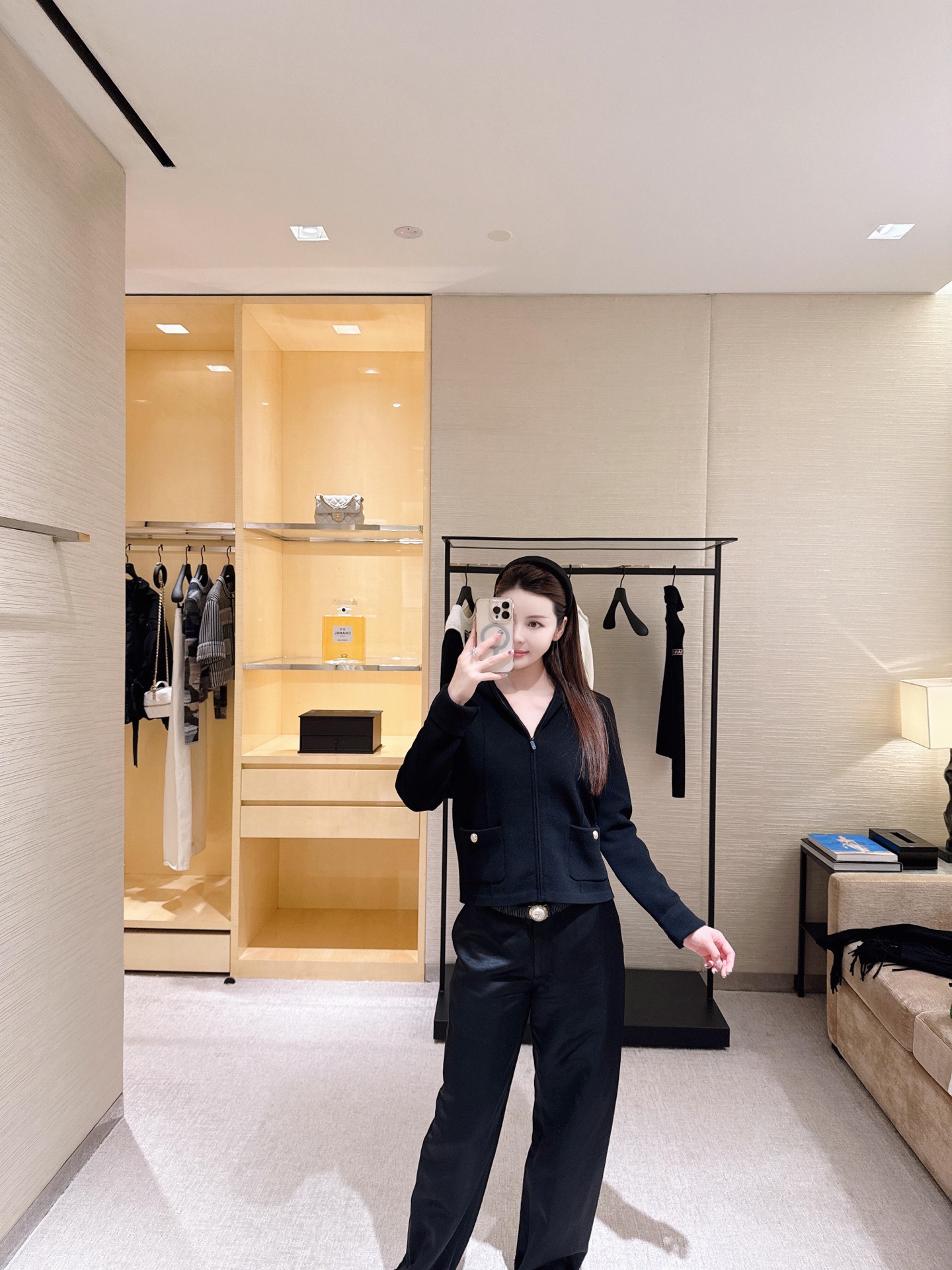 NO:608536,Cha*el 25N ski series new Coco Neige zipper hooded knitted cardigan | Exclusively developed by yb!  High quality production!  Knitted fabric + hooded zipper, sporty and elegant, black and white, with a minimalist and high-end feel. The metal button on the pocket hides the brand logo, low-key and exquisite. The slim-fitting and slightly short style just highlights the waistline, and the hooded design adds a bit of casualness. Ready for sale S/M/L, hats, alexander wang19860909Cha*el 25N滑雪系列新款 Coco Neige拉链连帽针织开衫丨独家yb开发！高版出品！针织面料+连帽拉链,运动风优雅黑白双色自带极简高级感,口袋处的金属纽扣藏着品牌标识,低调闪着精致光；修身微短款刚好衬出腰线,连帽设计又添了几分随性.现货发售S/M/L,,hats,alexander wang,Women's clothing