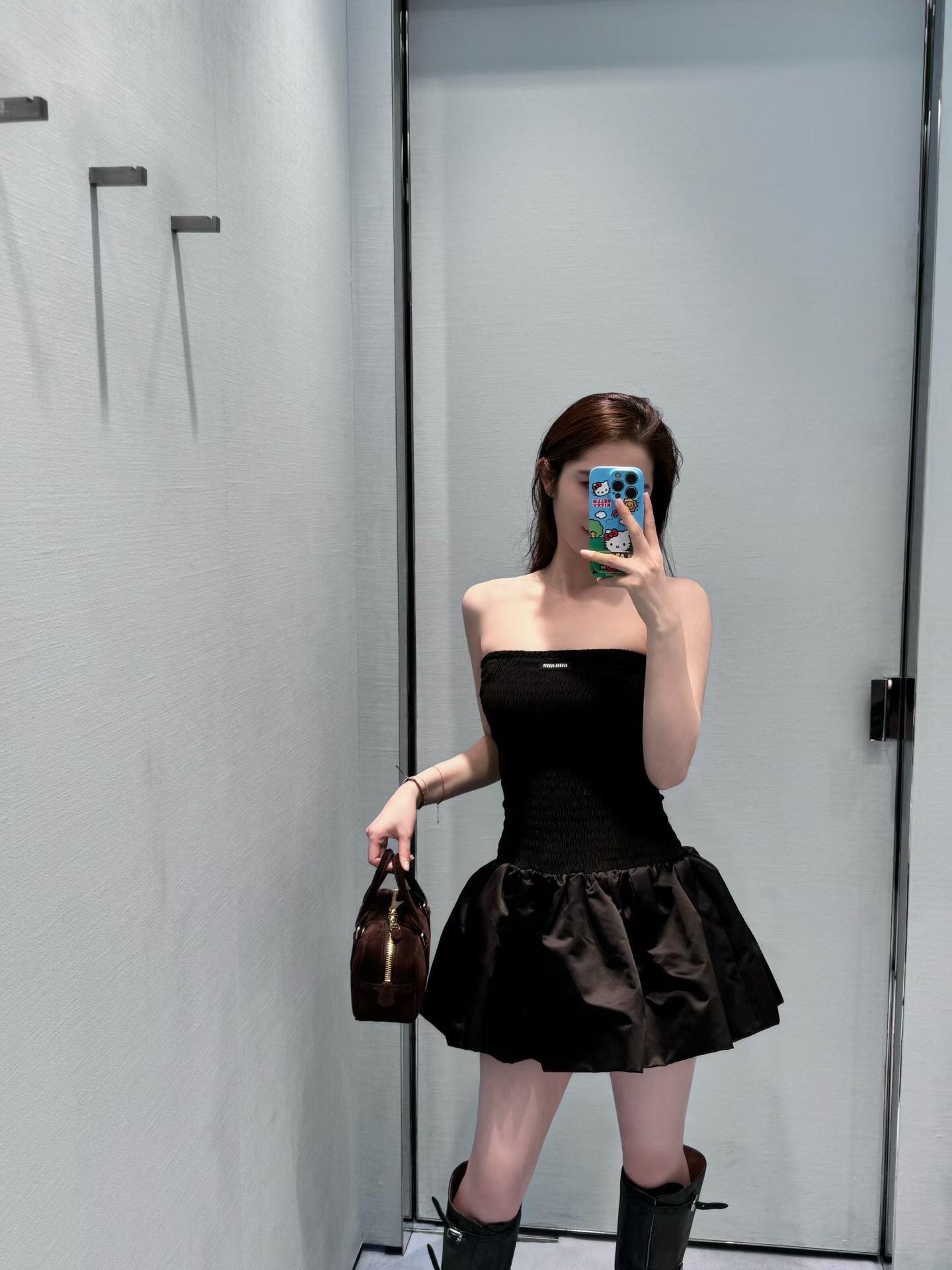 NO:608514,MIUM*U 25FW new autumn and winter micro-label tube top puffy dress丨exclusively developed by yb!  High quality production!  The upper body is a marquise tube top, which outlines the curves closely and hides the soft texture; the lower skirt is a black satin tutu. Wearing it alone gives a cool lady's dinner party atmosphere. When layered with a white shirt and leather shoes, she instantly transforms into a college hottie. It is suitable for boots in autumn and winter, and high heels in spring and summer. It is a wardrobe ace that 'sweet girls can also wear A and cute'~ Ready for sale S/M/L,, miumiu, boots, high  heels,skirts,shirts,alexander wang19860909MIUM*U 25FW秋冬新款 微标抹胸蓬蓬连衣裙丨独家yb开发！高版出品！上半身是打榄抹胸,贴身勾勒曲线又藏着软乎乎的质感；下裙摆是黑缎蓬蓬裙,单穿是清冷大小姐的晚宴氛围,叠穿白衬衫+皮鞋秒变学院辣妹,秋冬搭长靴、春夏配高跟鞋都适配,是“甜妹也能穿得又A又嗲”的衣橱王牌~现货发售S/M/L,,miumiu,boots,high heels,skirts,shirts,alexander wang,Women's clothing