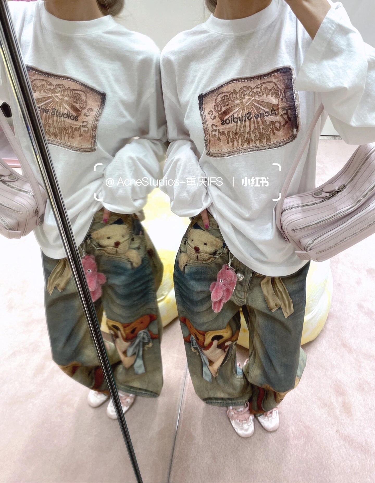 NO:608556,Acne Studi*s 25Fw new autumn and winter logo retro printed round neck long-sleeved T-shirt丨Exclusively developed by yb!  High quality production!  This season’s “Retro Badge” series is so aesthetically pleasing!  Off-white gray fabric + distressed leather heraldry print, letters mixed with dark bow patterns, built-in vintage filter ~ loose dropped shoulders + long sleeves, it looks lazy and casual with jeans, and it will become a god when paired with the bear jeans of the same series!  Wearing jeans is lazy and casual. It is suitable for inner layering or single wear in autumn and winter. The details are all texture. Available in stock S/M/L, Acne Studios, jeans, tees, t-shirt, alexander wang19860909Acne Studi*s 25Fw秋冬新款 徽标复古印花圆领长袖T恤丨独家yb开发！高版出品！本季的「复古徽章」系列太戳审美！米白胚布+做旧皮质纹章印花,字母混着蝴蝶结暗纹,自带vintage滤镜~宽松落肩+加长袖型,搭牛仔裤是慵懒随性,配同系列小熊牛仔直接封神！搭牛仔裤是慵懒随性,秋冬内搭/单穿都适配,细节里全是质感.现货发售S/M/L,,acne studios,jeans,tees，t-shirt,alexander wang,Women's clothing