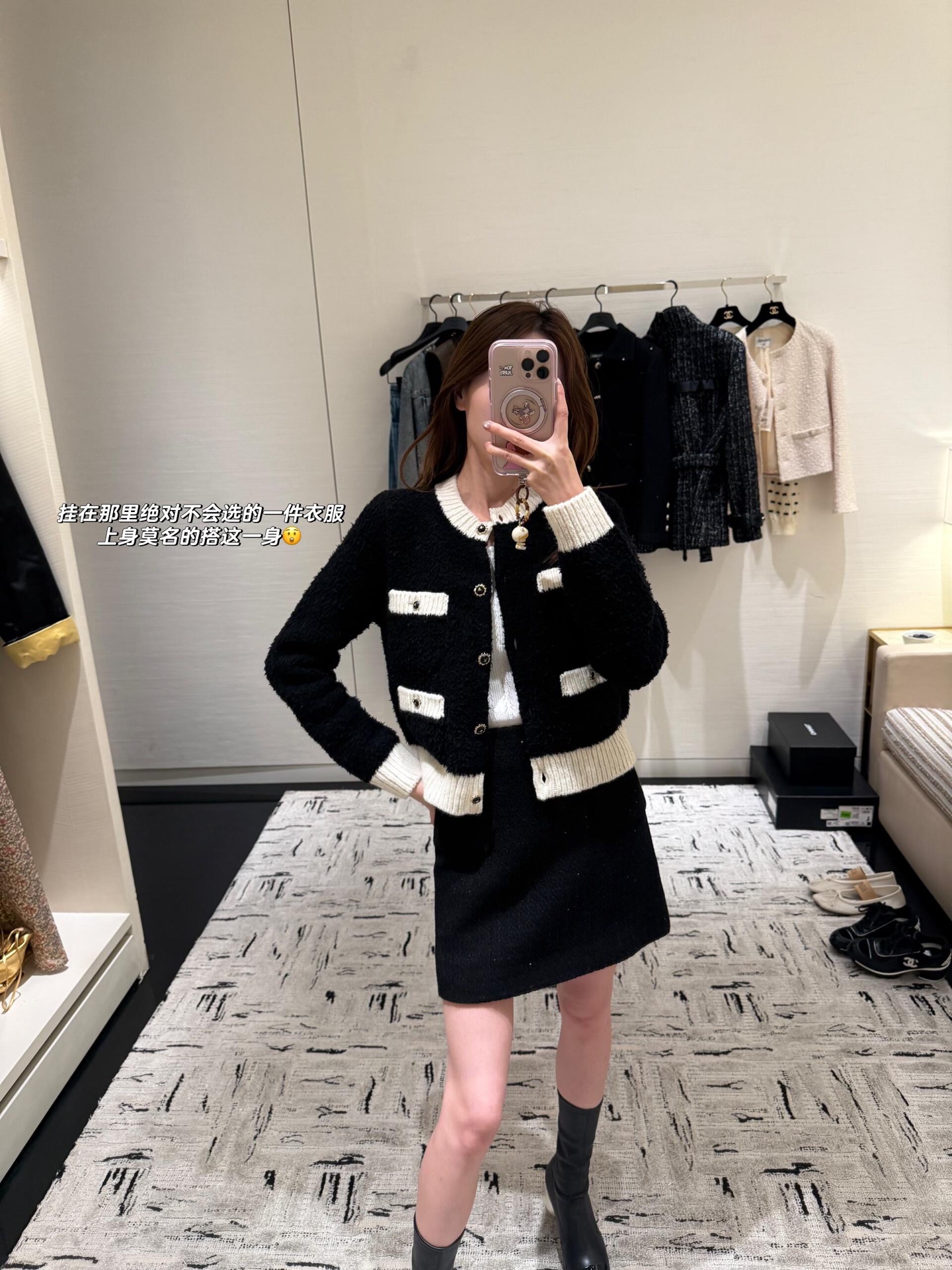 NO:608580,Chan*l 25K high-end handicraft workshop black and white contrast wool knitted cardigan丨exclusively developed by yb!  High quality production!  The round neck + short version has the right proportions; black and white contrasting colors are a classic that never goes wrong. The soft fufu knitted texture is wrapped in the warmth of cashmere, but has a firm body. It gives you a sense of relaxation at a glance!  Available in stock S/M/L,,chanel,alexander wang19860909Chan*l 25K高级手工坊 黑白撞色羊毛针织开衫丨独家yb开发！高版出品！圆领+短款版型,把比例掐得刚好；黑白撞色是永不出错的经典,软fufu的针织肌理裹着羊绒般的暖,却自带挺括骨相.是一眼沦陷的松弛感！现货发售S/M/L,,chanel,alexander wang,Women's clothing