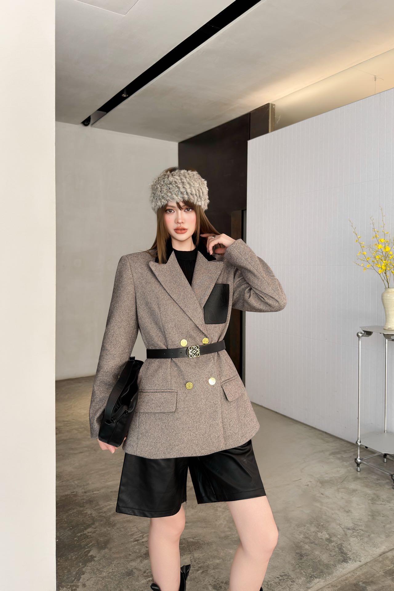 NO:609384,Loew* 25FW new autumn and winter old money style double-breasted belt suit丨Exclusive high-end version!  The variegated woolen fabric has its own retro filter, and the soft and crisp texture is wrapped with just the right amount of warmth; the lapel is spliced with velvet edges + the embossed leather label on the chest, and the recognition is hidden in the details. It is unobtrusive but full of texture. The double-breasted gold buckle + detachable belt are the finishing touch.  The drape of the fabric wraps up the looseness that brings the wind when walking, and even the edges of the pockets are hemmed with the same fabric. It is an 'atmospheric hard currency' that can be worn from autumn to early winter. Available in stock S/M/L,,loewe,business  suit,alexander wang19860909Loew* 25FW秋冬新款 老钱风双排扣腰带西装丨独家高版出品！杂色毛呢自带复古滤镜,软而挺括的肌理裹着恰到好处的暖；翻领拼接丝绒边+胸口压纹皮标,藏在细节里的辨识度,不张扬却处处是质感.双排金扣+可拆卸腰带是点睛之笔,面料垂感裹着走路带风的松弛,连口袋边缘都做了同面料包边,是能从秋天穿到初冬的“氛围感硬通货”.现货发售S/M/L,,loewe,business suit,alexander wang,Women's clothing