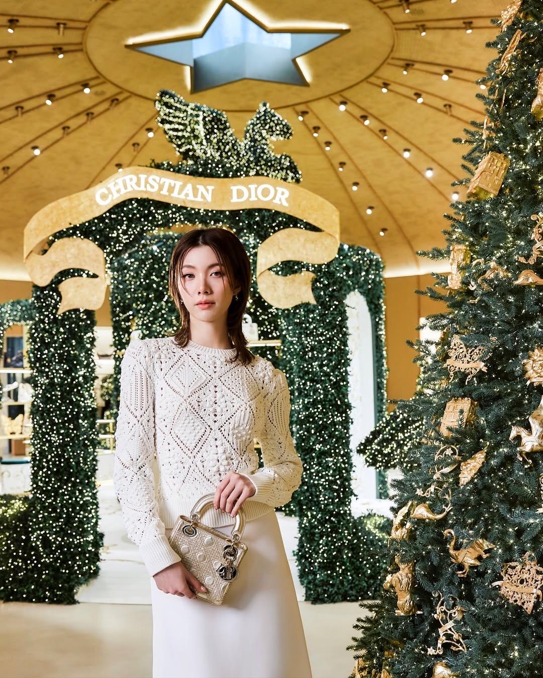 NO:609408,Dio* 26SS early spring new round neck hollow knitted sweater丨Exclusively developed by yb!  High quality production!  The milky white background + rhombus hollow texture comes with a soft mist filter, and is soft and warm with just the right amount of warmth; the mini CD logo hidden on the back is exquisite in the details, and the round neck + short version are friendly to all body shapes - paired with a gauze skirt, it is a fairy flow  Su's eldest lady, the work skirt adds a sweet and cool tone, you can wear it directly when commuting or dating in the spring. Available in stock S/M/L, dior, skirts, sweaters, alexander  wang19860909Dio* 26SS早春新款 圆领镂空针织毛衣丨独家yb开发！高版出品！奶白底色+菱格镂空肌理自带柔雾滤镜,软乎乎的裹着恰到好处的轻暖；后背暗藏的迷你CD标是藏在细节里的精致,圆领+短款版型对各种身形都友好——配纱裙是仙气流苏的大小姐,搭工装裙又多了点甜酷腔调,开春通勤/约会都能直接套上出门.现货发售S/M/L,,dior,skirts,sweaters,alexander wang,Women's clothing