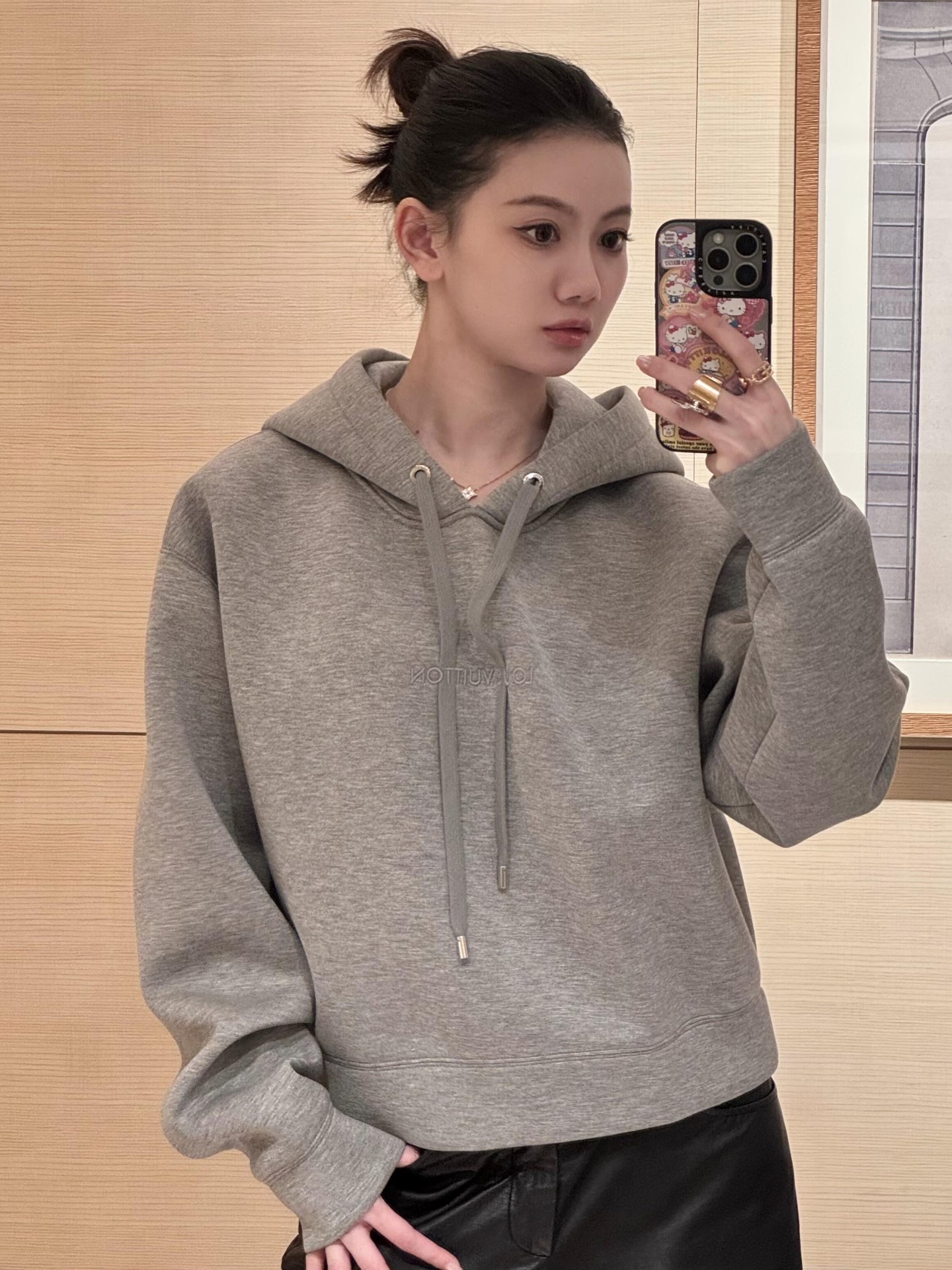 NO:609398,Louis Vuit*on 25Fw new autumn and winter micro-label embroidered drawstring hooded sweatshirt丨Exclusively developed by yb!  High quality production!  Air layer composite fabric is as light as a cloud but very warm!  The looming micro-label embroidery on the chest is a sign of 'casual luxury'; the metal head drawstring + short slightly loose version, pull up to show neatness, expose the waist to show the proportion, the switch between sweet and cool depends on the matching~ It can be worn in autumn and winter without being pressed, and it can hide the laziness~ Ready for sale S/M/L,, louis vuitton, hoodie, sweatshirts, hats, alexander wang19860909Louis Vuit*on 25Fw秋冬新款 微标刺绣抽绳连帽卫衣丨独家yb开发！高版出品！空气层复合面料,轻如云朵却暖得很实在！胸前若隐若现的微标刺绣,是懂“不经意高级”的小心机；金属头抽绳+短款微宽松版型,拉上显利落、露腰显比例,甜酷切换全凭搭配~秋冬穿不压身还能藏住慵懒松弛~现货发售S/M/L,,louis vuitton,hoodie,sweatshirts,hats,alexander wang,Women's clothing