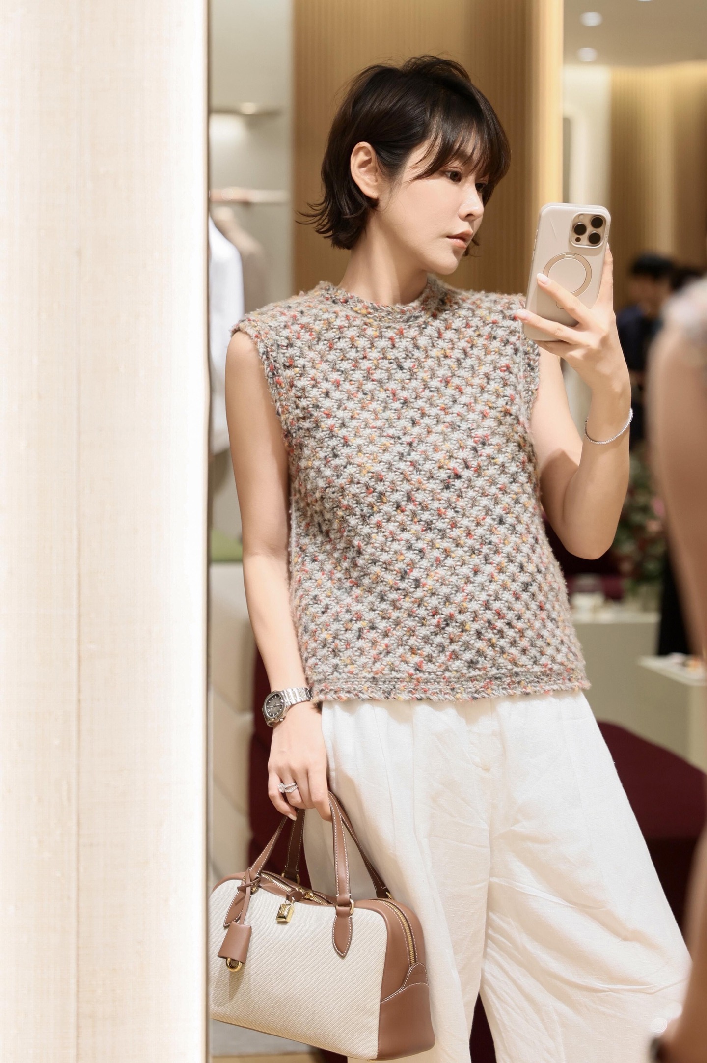 NO:609425,Loro Pia*a 25FW new autumn and winter floral yarn leather buckle blended hand-sewn knitted round neck vest丨Exclusively developed by yb!  High quality production!  It is made of special blended fabrics with rich tones. The terry yarn enhances the three-dimensional effect and texture. The exquisite and complicated stitching is reminiscent of the artistic beauty of hand-crocheting. The hook-knitting process on both sides is a minimalist round neck that is casual and elegant. There are two pieces of leather on the back to highlight the exquisite and elegant style. The yarn is soft and comfortable and has an incomparable texture!  Available now S/M/L,,loro piana,alexander wang19860909Loro Pia*a 25FW秋冬新款 花纱皮扣混纺手缝针织圆领背心丨独家yb开发！高版出品！采用特种混纺面料制成 色调丰富,毛圈纱线增强了立体感和纹理质感,精美繁复的针法令人联想起手工钩织的艺术之美,两侧勾花工艺极简圆领随性大气,后背配有两枚皮革 彰显精致典雅格调,纱线软糯舒适质感无敌赞！现货发售S/M/L,,loro piana,alexander wang,Women's clothing