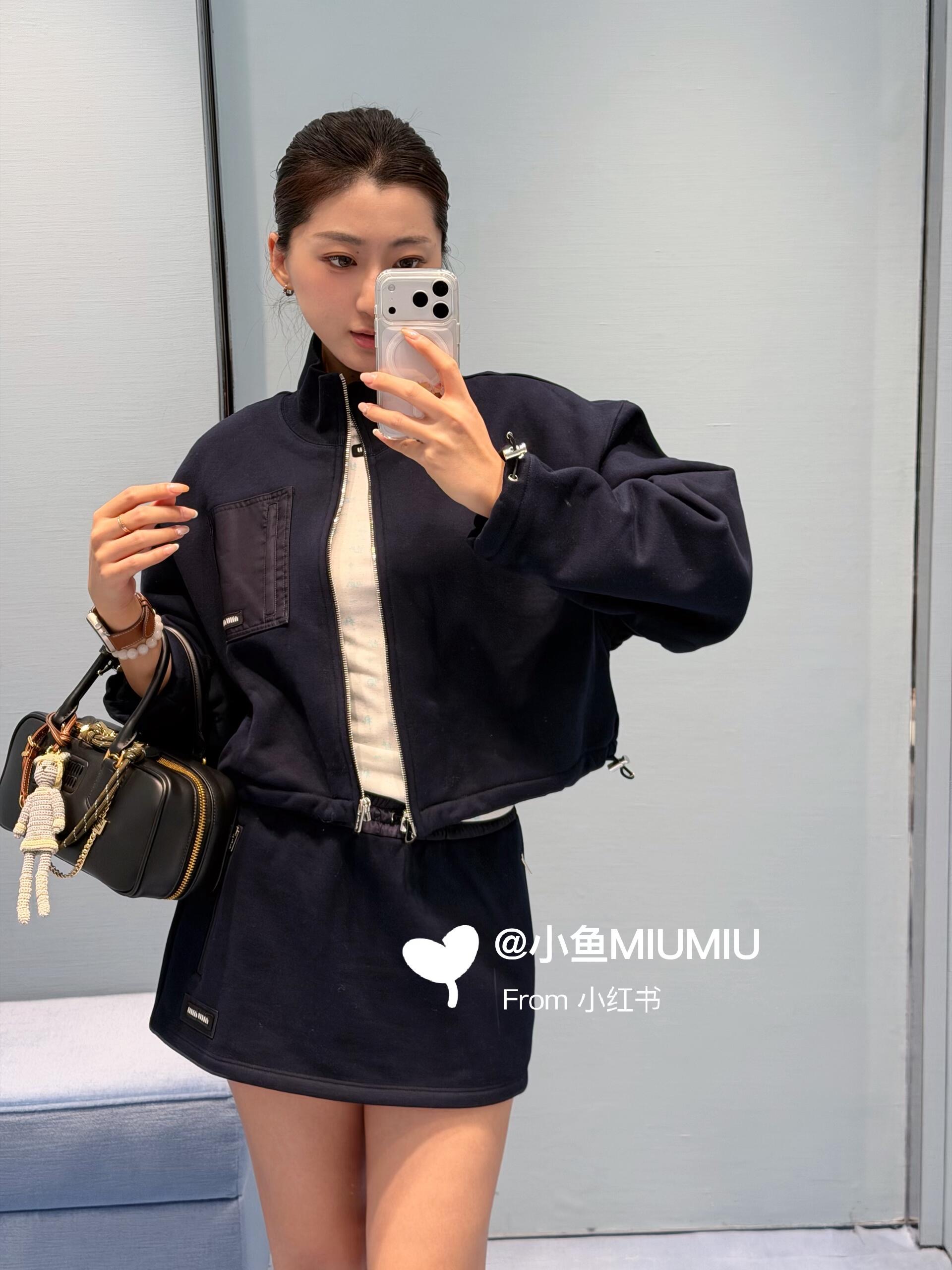 NO:610196,Skirt and jacket MiuMi* 25FW new autumn and winter style, navy blue zipper jacket with pocket + skirt set丨Exclusively developed by yb!  High quality production!  The stand-up collar zipper + loose silhouette hides the flesh and has a youthful feel. Contrast patch pockets + metal zipper embellishment, workwear-style small details add sophistication. The drawstring design at the hem can be loosened or tightened. The 'lazy curvature' short A-line skirt made of the same material is suitable for different body types. It has a high waist + slightly hip-hugging version, and the leg length is directly stretched!  Available in stock S/M/L,,miumiu,skirts,jackets & coats,jackets & coats,alexander wang19860909半裙 外套 MiuMi* 25FW秋冬新款 藏青兜饰拉链夹克+半裙套装丨独家yb开发！高版出品！立领拉链+宽松廓形,藏肉又自带少年感,撞料贴袋+金属拉链缀饰,工装风小细节拉满精致度,下摆抽绳设计,可松可紧,适配不同身材的“慵懒弧度”同料短款A字裙,高腰+微包臀版型,腿长直接拉满！现货发售S/M/L,,miumiu,skirts,jackets & coats,jackets & coats,alexander wang,Women's clothing