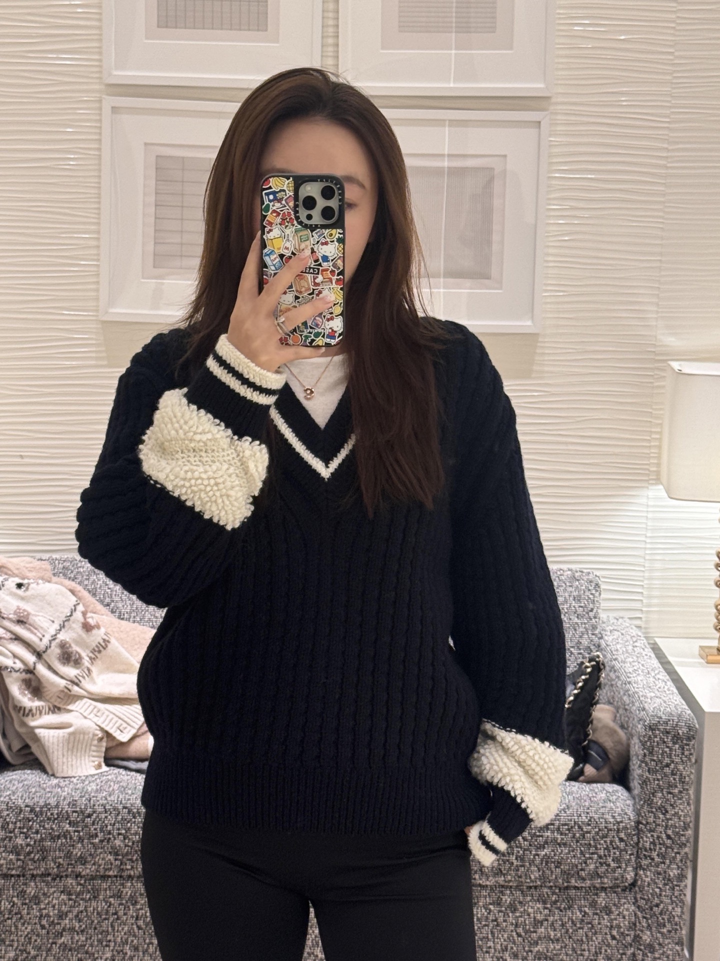 NO:610884,Chan*l 25N ski series black and white contrasting V-neck knitted sweater丨exclusively developed by yb!  High quality production!  The three-dimensional cable pattern is fluffy and soft, like a warm cloud wrapped around it. The color scheme of milky white × elegant black has a retro accent. The V-neck + ribbed edges have a college feel, which is just the right amount of sweet and cool. The plush stitching on the cuffs + the small logo on the back hides the 'low-key luxury brand feel' everywhere!  Available in stock S/M/L,,chanel,sweaters,alexander wang19860909Chan*l 25N滑雪系列 黑白撞色V领针织毛衣丨独家yb开发！高版出品！立体绞花纹理蓬松软糯,像裹了团暖乎乎的云,奶白×雅黑的配色自带复古腔调,V领+罗纹边的学院感,甜酷得刚好,袖口的毛绒拼接+后背小Logo,把“低调奢牌感”藏在每一处！现货发售S/M/L,,chanel,sweaters,alexander wang,Women's clothing