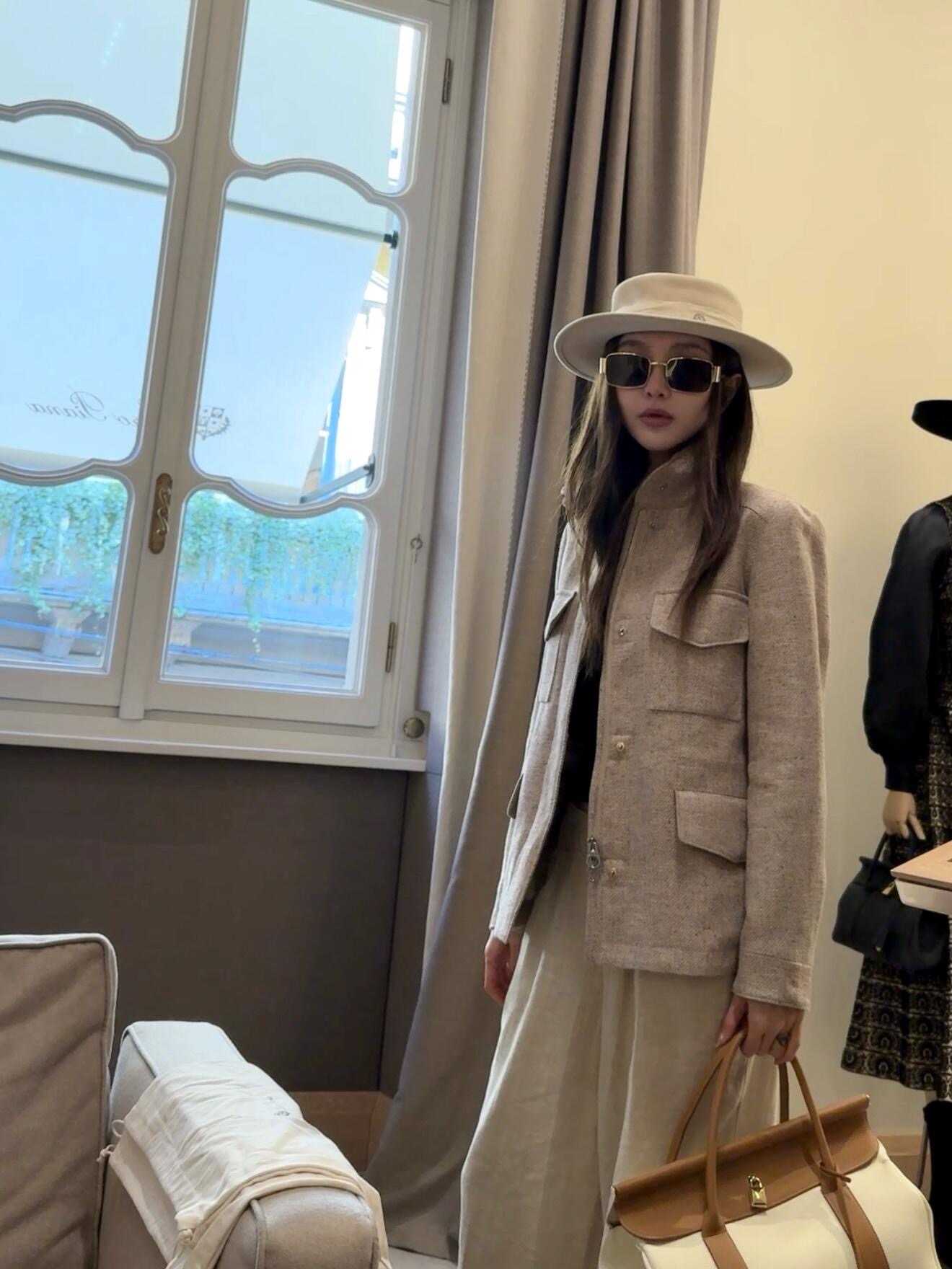 NO:610916,Loro Pia*a 25Fw new autumn and winter four-pocket stand collar jacket丨Exclusively developed by yb!  High quality production!  The linen + cotton blended fabric has a delicate texture. The four-pocket + stand-up collar workwear style is neat and hides the flesh. The metal snap button + side detail lock hides 'delicacy' in every place. The light khaki color is gentle and high-end. The soft and stylish drape feels like a layer of clouds when worn next to the body!  Available now S/M/L,,loro piana,jackets & coats,alexander wang19860909Loro Pia*a 25Fw秋冬新款 四口袋立领外套丨独家yb开发！高版出品！亚麻+棉的混纺面料自带细腻肌理,四口袋+立领的工装版型,利落又藏肉,金属按扣+侧边细节锁,把“精致”藏在每一处,浅卡其色调温柔又高级,软而有型的垂坠感,贴身穿都像裹了层云朵！现货发售S/M/L,,loro piana,jackets & coats,alexander wang,Women's clothing