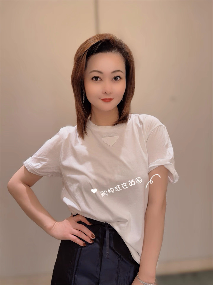 NO:610897,Pra*a 26Ss early spring new style steel wire edge triangle logo round neck short-sleeved T-shirt丨Exclusively developed by yb!  High quality production!  The wire edge of the neckline has a crisp texture, and the triangle logo on the chest is the soul of 'low-key luxury brand feeling'. It is simple but noble at first glance. It looks like a basic version, but it is actually a soft and boned delicate fabric. It looks like a layer of clouds when worn close to the body. It will not be easily deformed no matter how many times it is washed. It can handle all the looseness in early spring. The 'king of texture' among basic styles is it~ Ready for sale S/M/L,, prada, T-shirt, tees, t-shirt, alexander  wang19860909Pra*a 26Ss早春新款 钢丝边三角徽标圆领短袖T恤丨独家yb开发！高版出品！领口的钢丝边自带挺括质感,胸口三角徽标是“低调奢牌感”的灵魂,简约但一眼显贵,看似基础的版型,实则是软而有骨的细腻面料,贴身穿像裹了层云朵,洗多少次都不容易变形,一件承包早春所有松弛感,基础款里的“质感王者”就是它～现货发售S/M/L,,prada,T-shirt,tees，t-shirt,alexander wang,Women's clothing